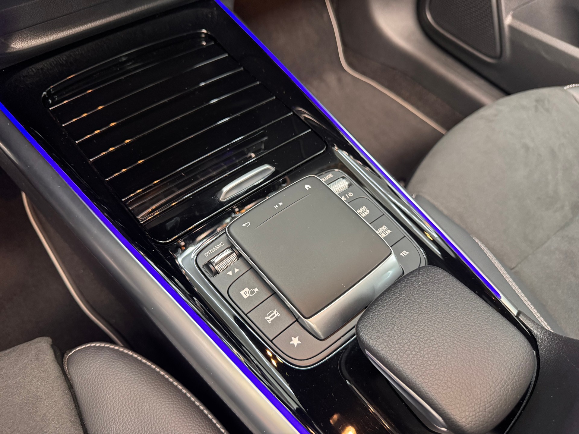 MERCEDES-BENZ B 220 d 4Matic AMG Line 8G-DCT-image-17