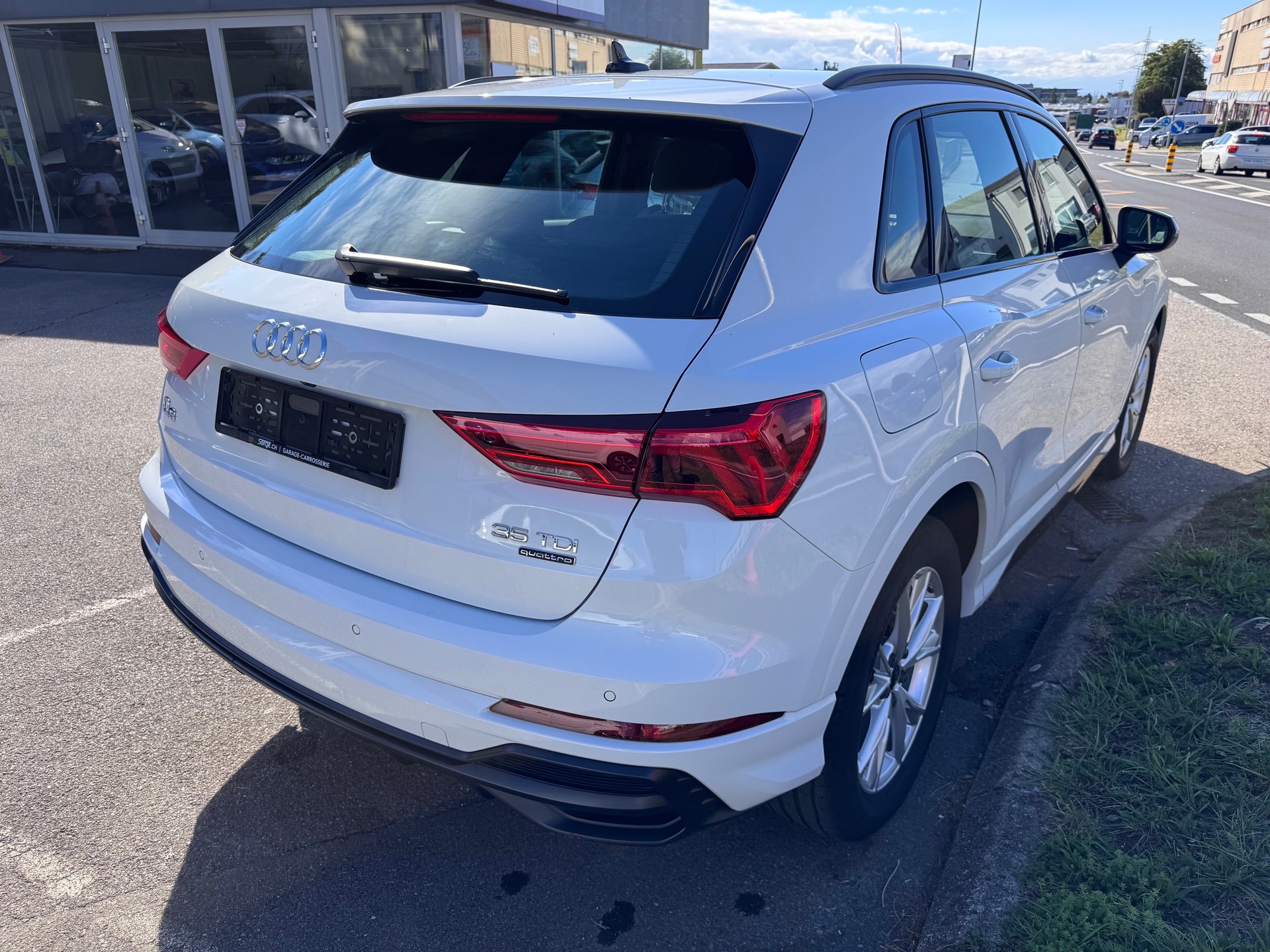 AUDI Q3 35 TDI S line Attraction quattro S-tronic-image-3