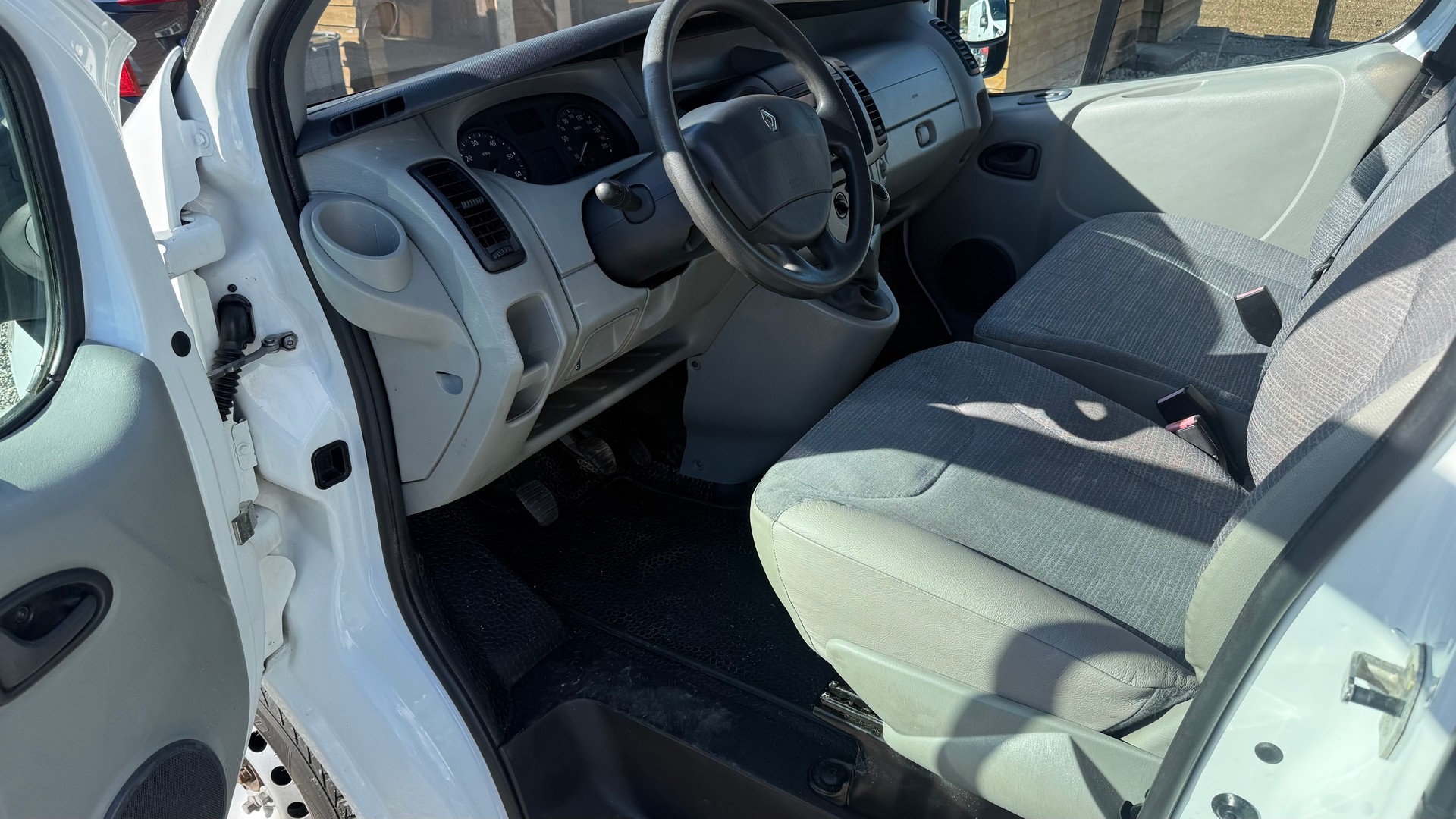 RENAULT Trafic 2.0 dCi 115 2.9t L2H1-image-1
