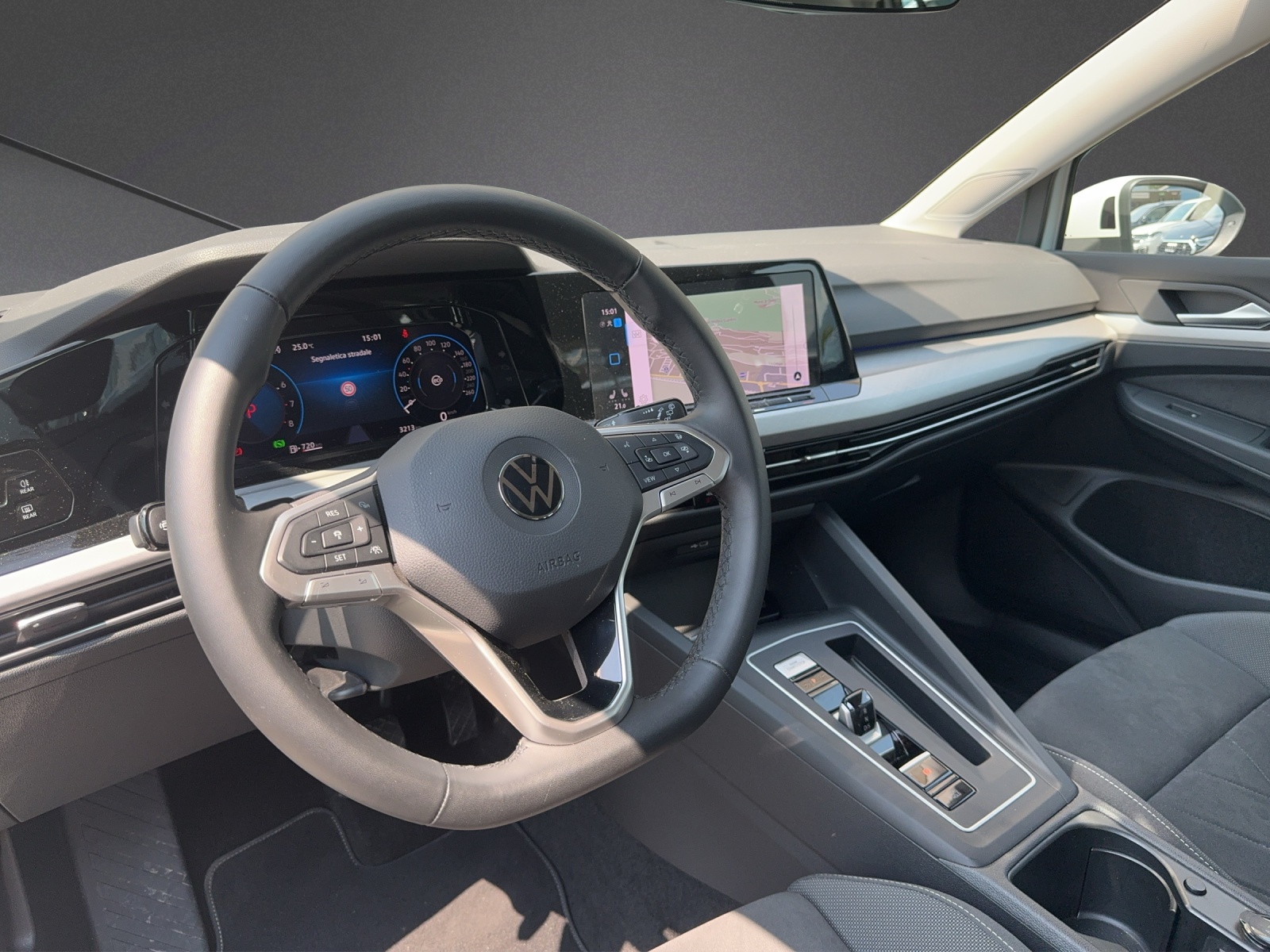 VW Golf Variant 1.0 eTSI mHEV Life DSG-image-7