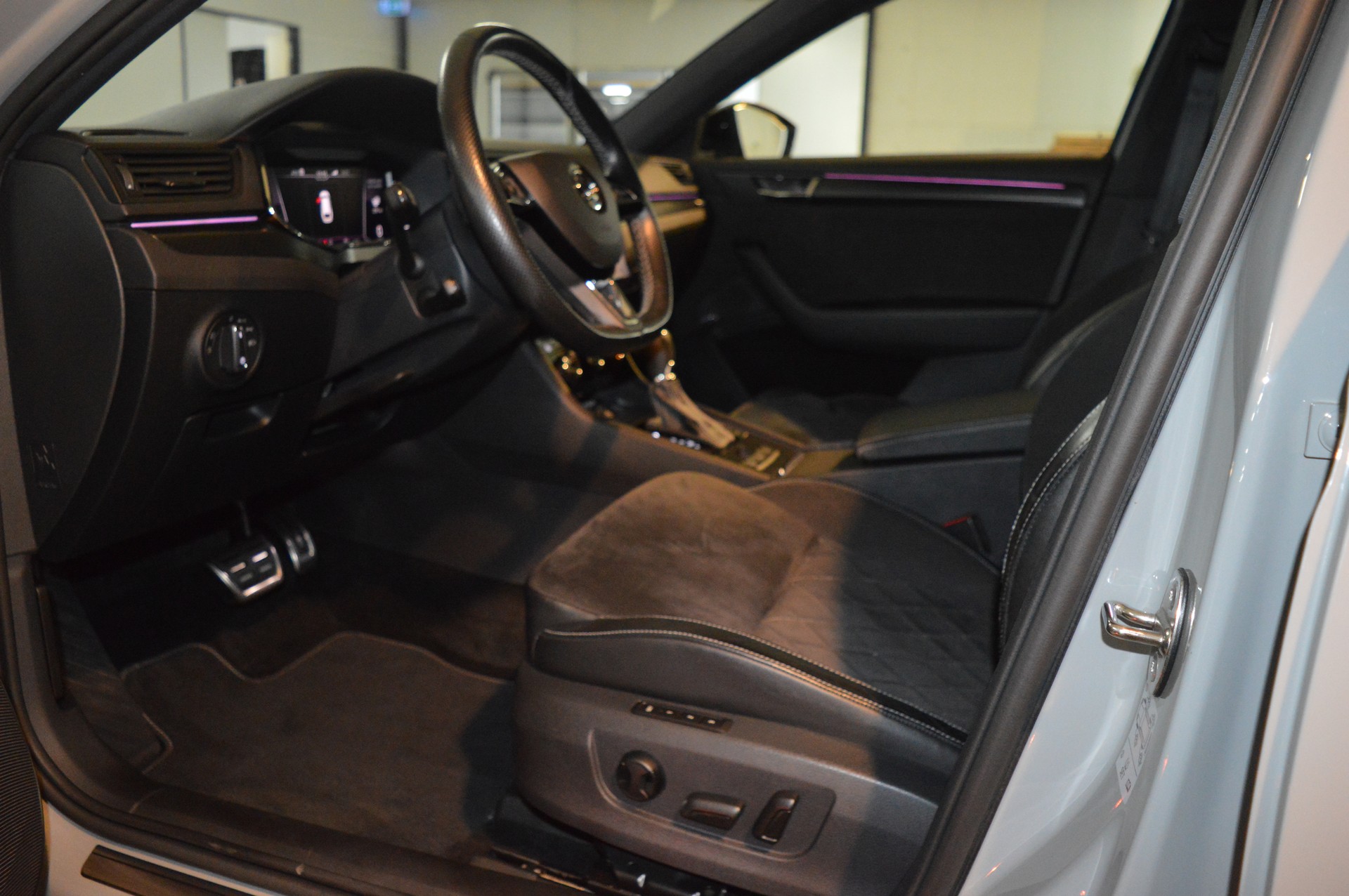 SKODA Superb 1.4 TSI Sport Line PHEV DSG-image-16