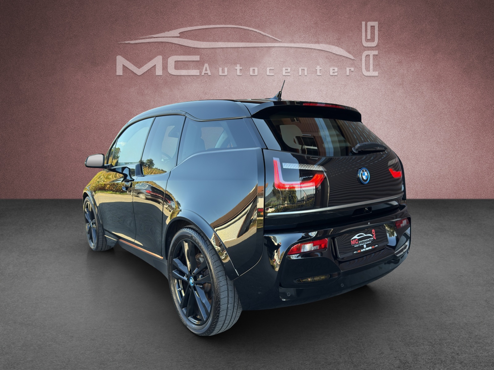 BMW i3s (120Ah) Roadstyle Black Edition-image-2