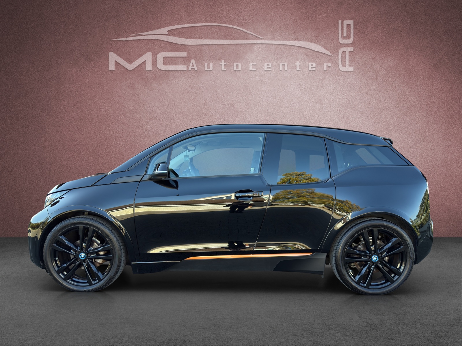 BMW i3s (120Ah) Roadstyle Black Edition-image-1