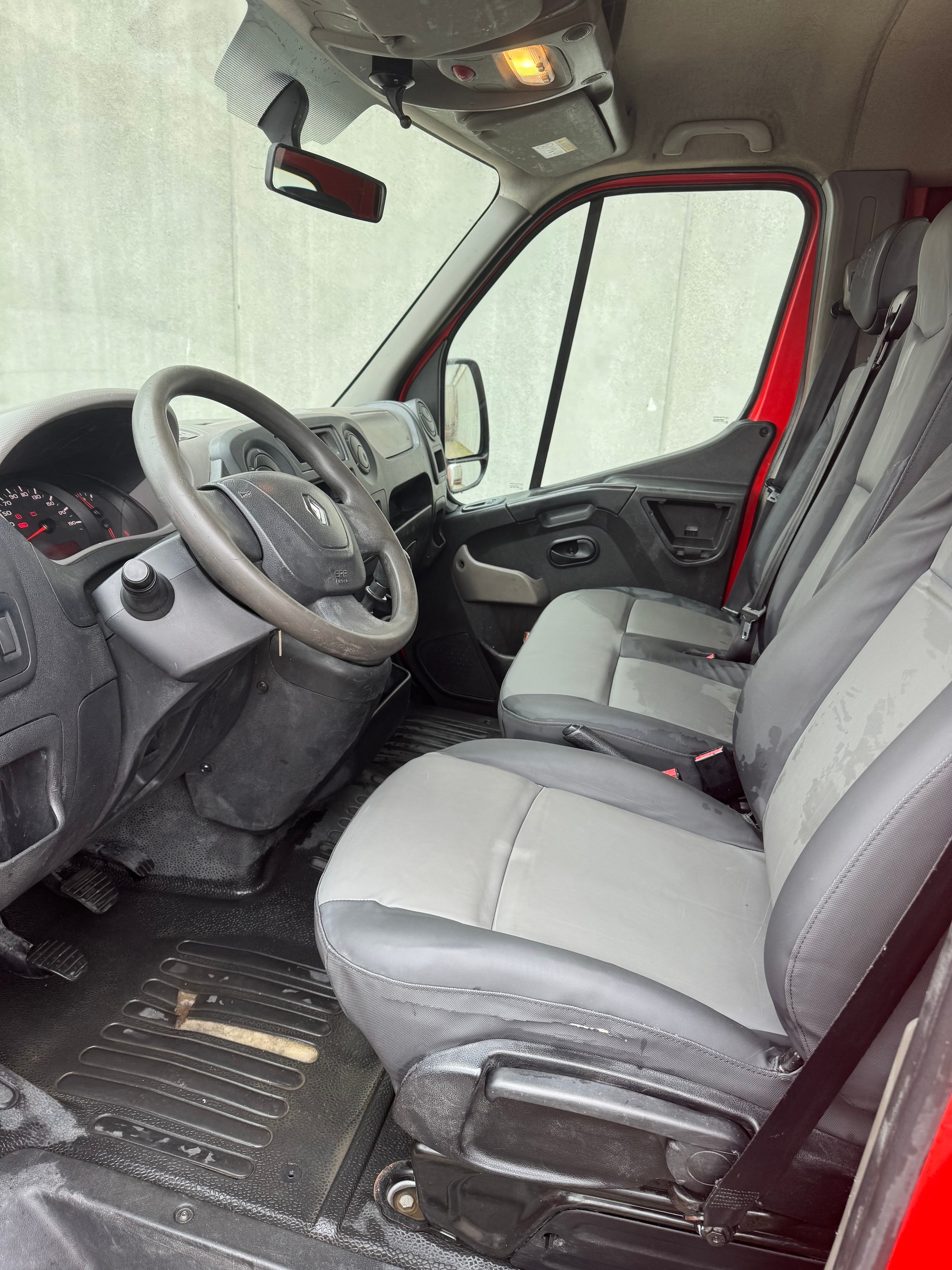 RENAULT Master T35 dCi 165 L4-image-10
