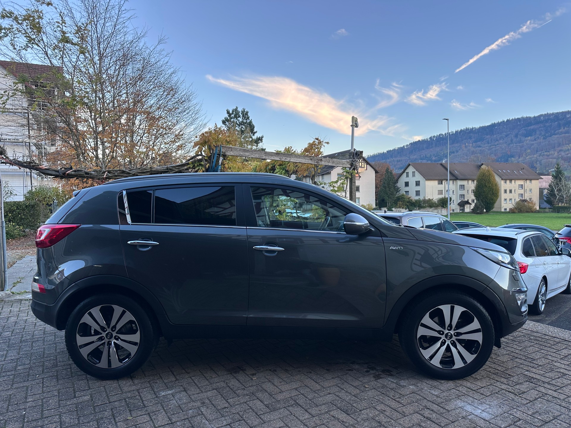KIA Sportage 2.0 CRDi Trend 4WD Automatic-image-4
