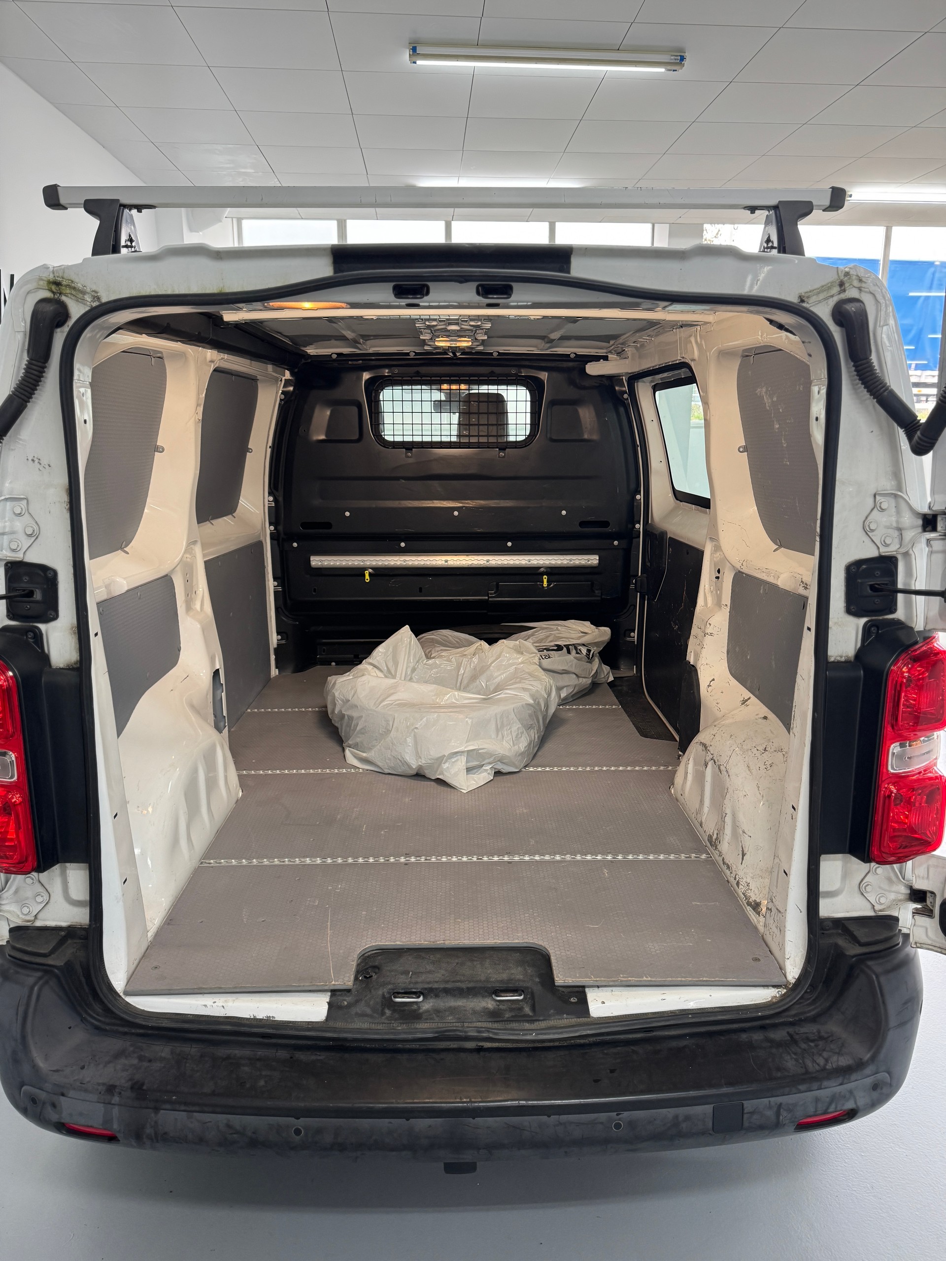 PEUGEOT Expert 2.0 BlueHDi 180 S&S Allure Compact EAT8-image-13