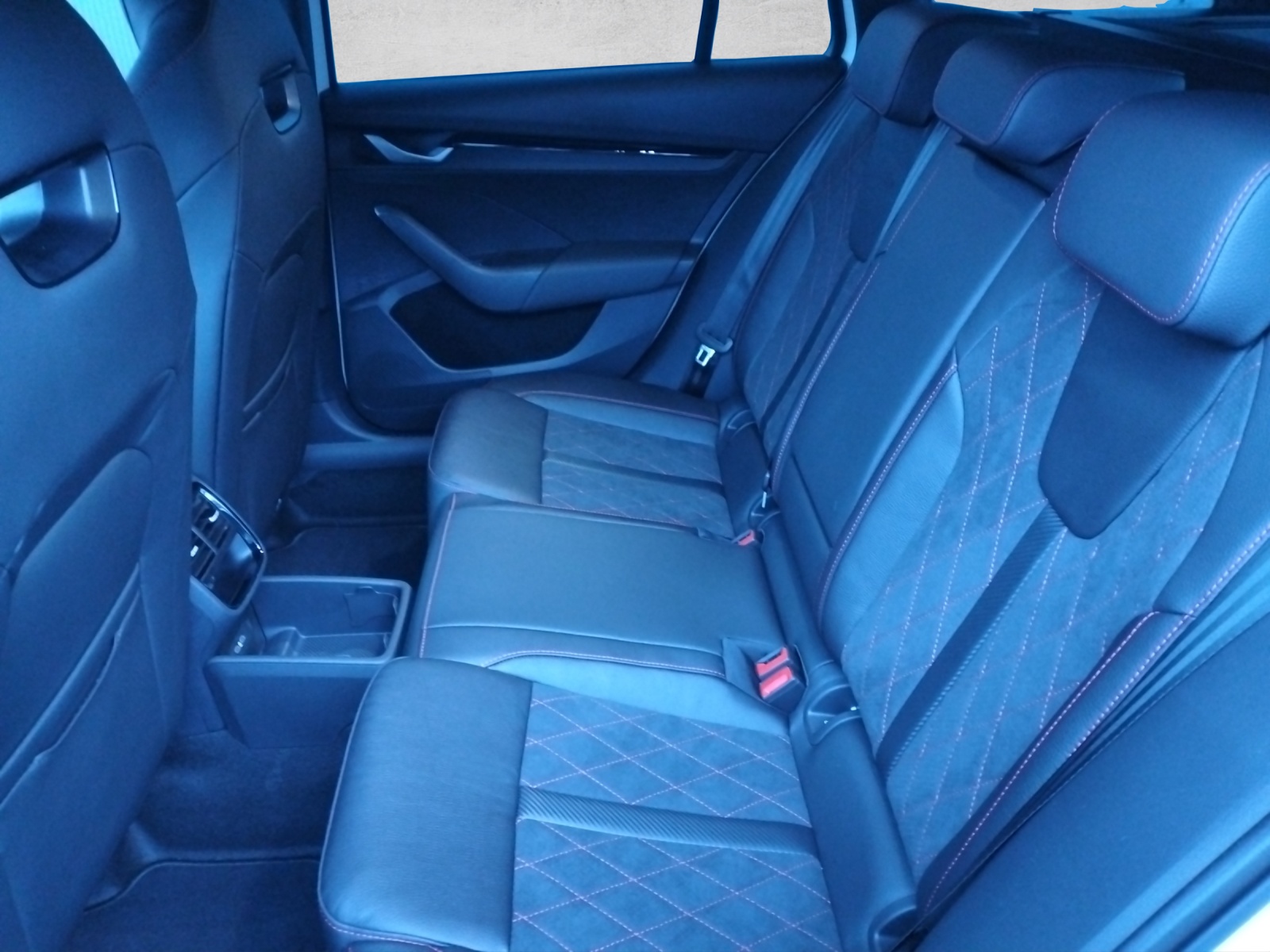 SKODA Octavia Combi 2.0 TSI DSG RS-image-6