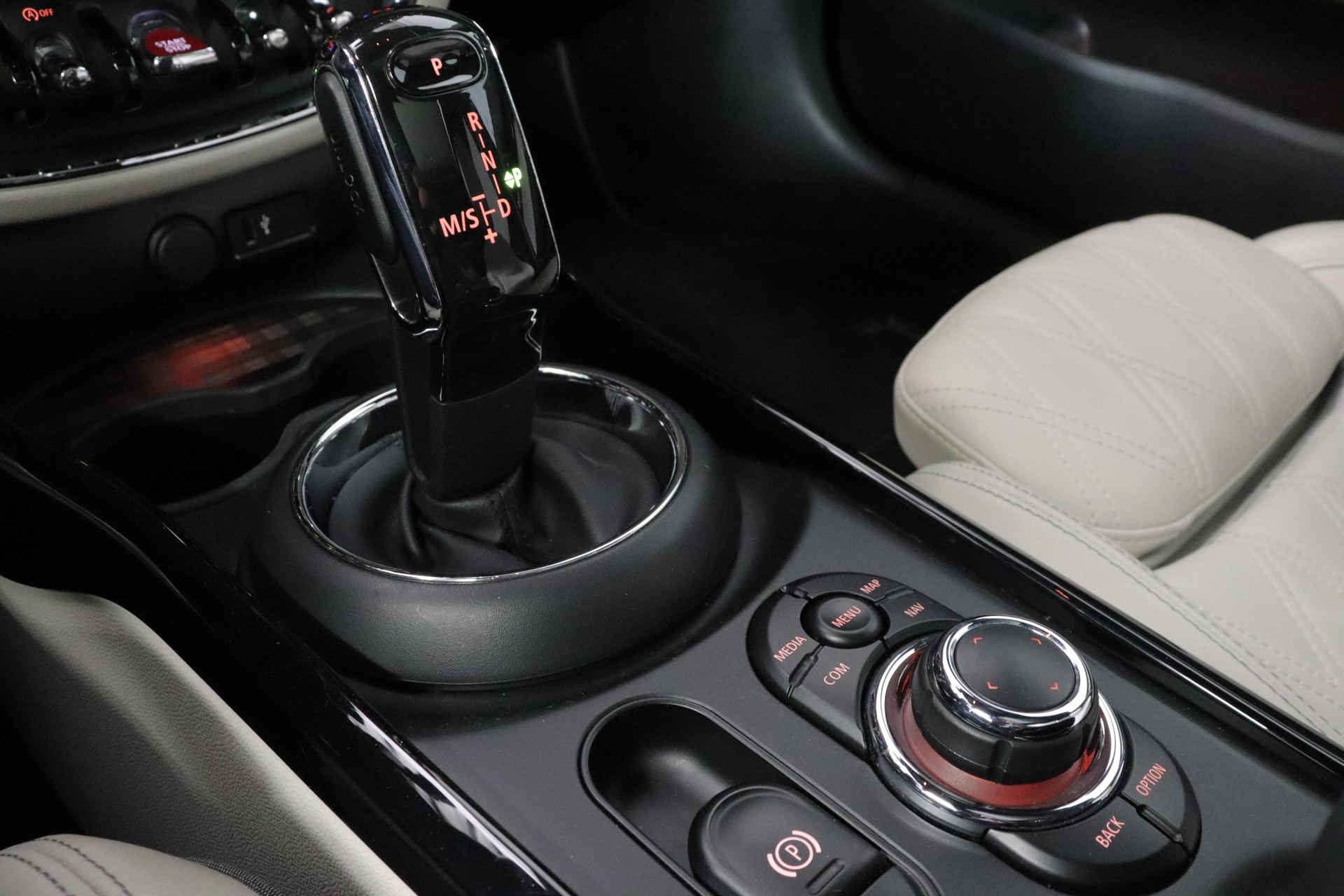 MINI Clubman F54 2.0i Cooper S ALL4-image-15