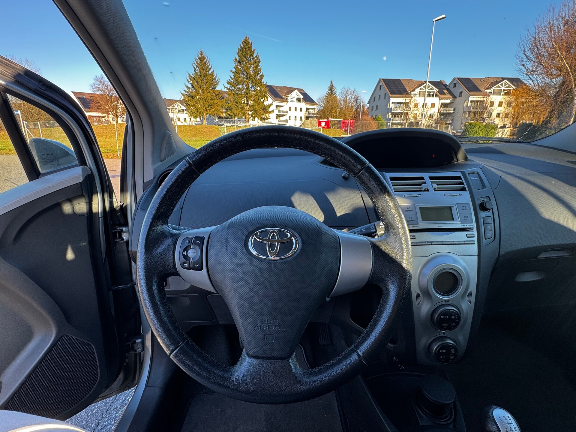 TOYOTA Yaris 1.0 Style-image-12