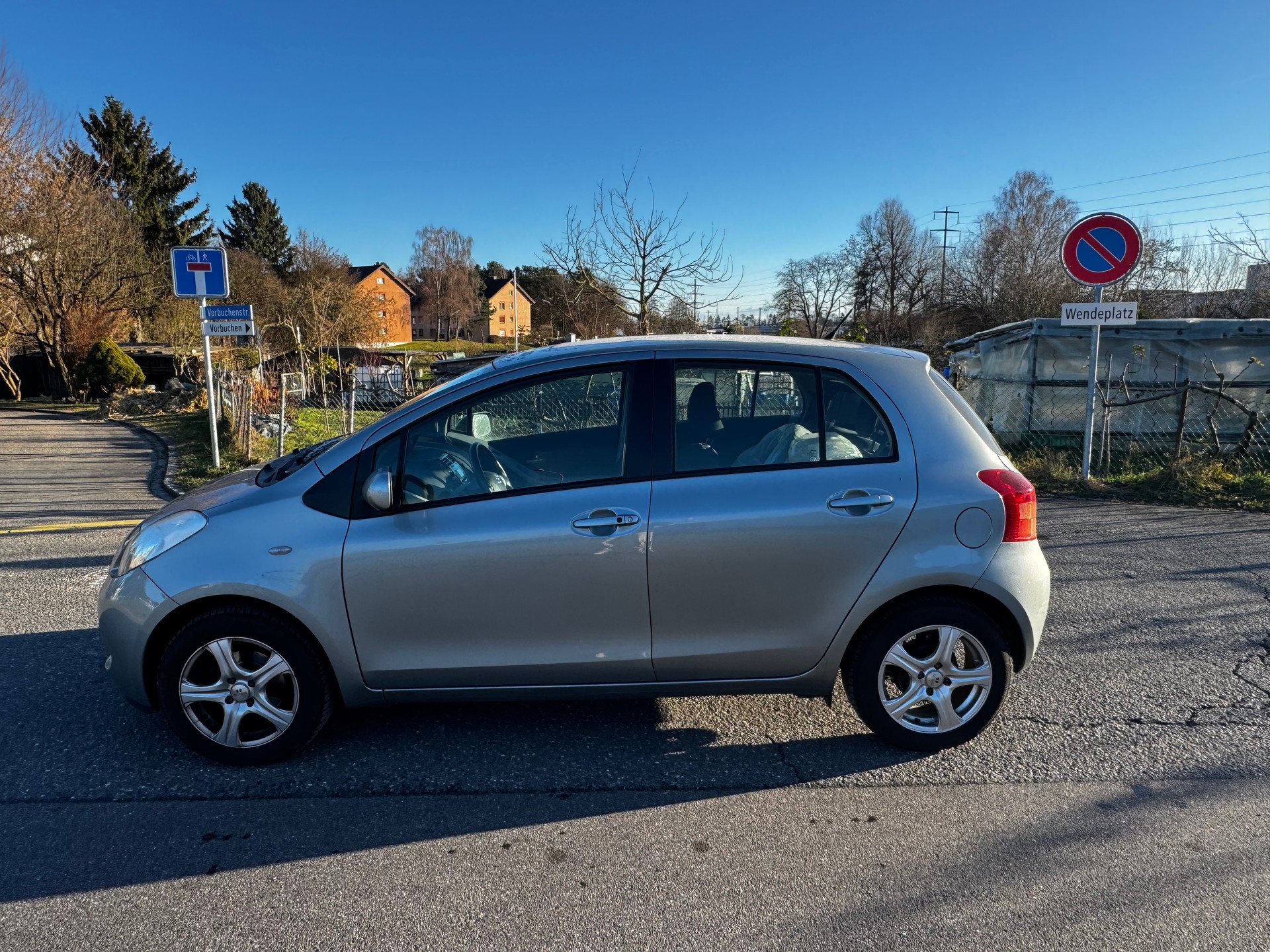 TOYOTA Yaris 1.0 Style-image-3
