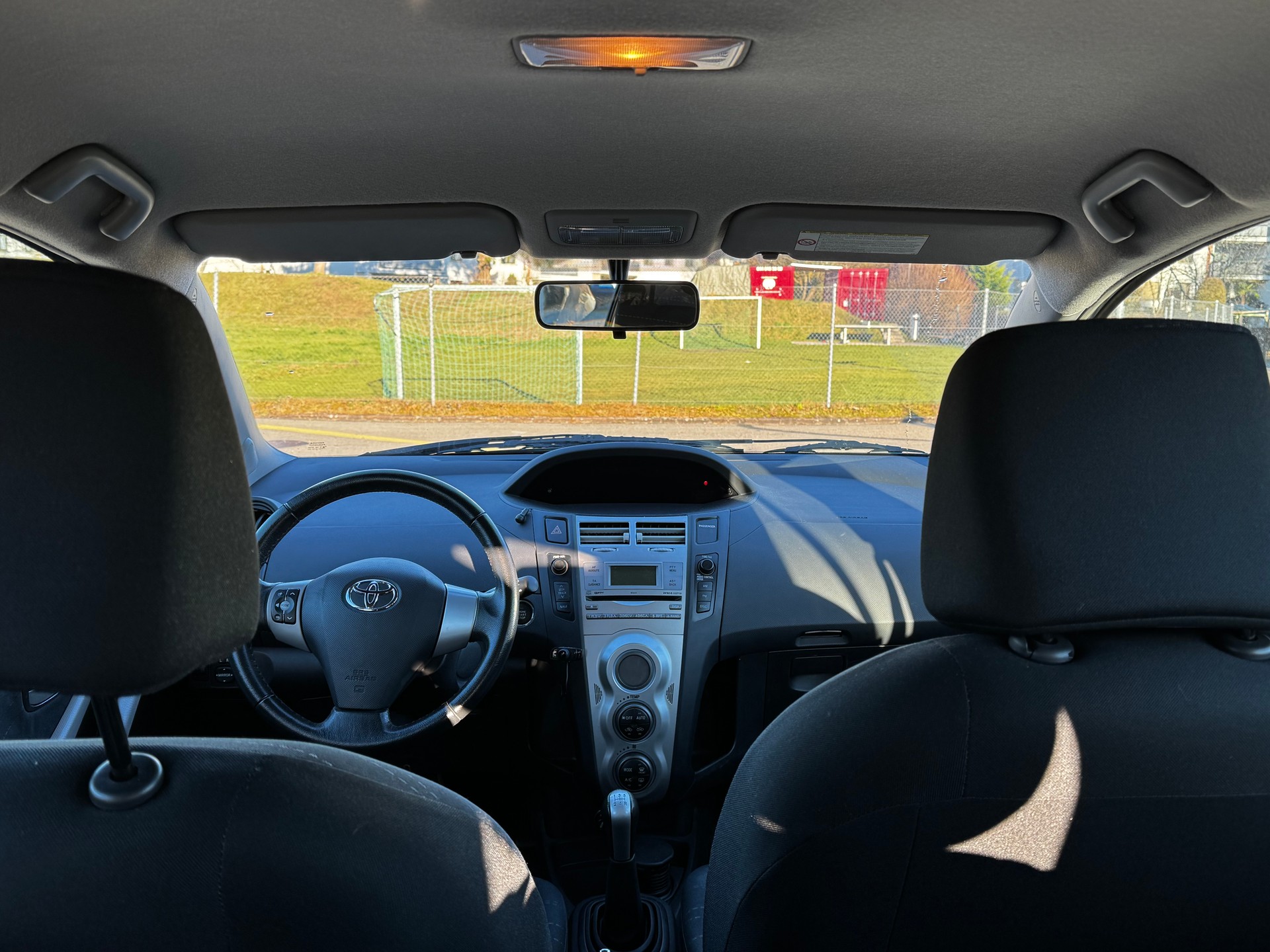 TOYOTA Yaris 1.0 Style-image-9