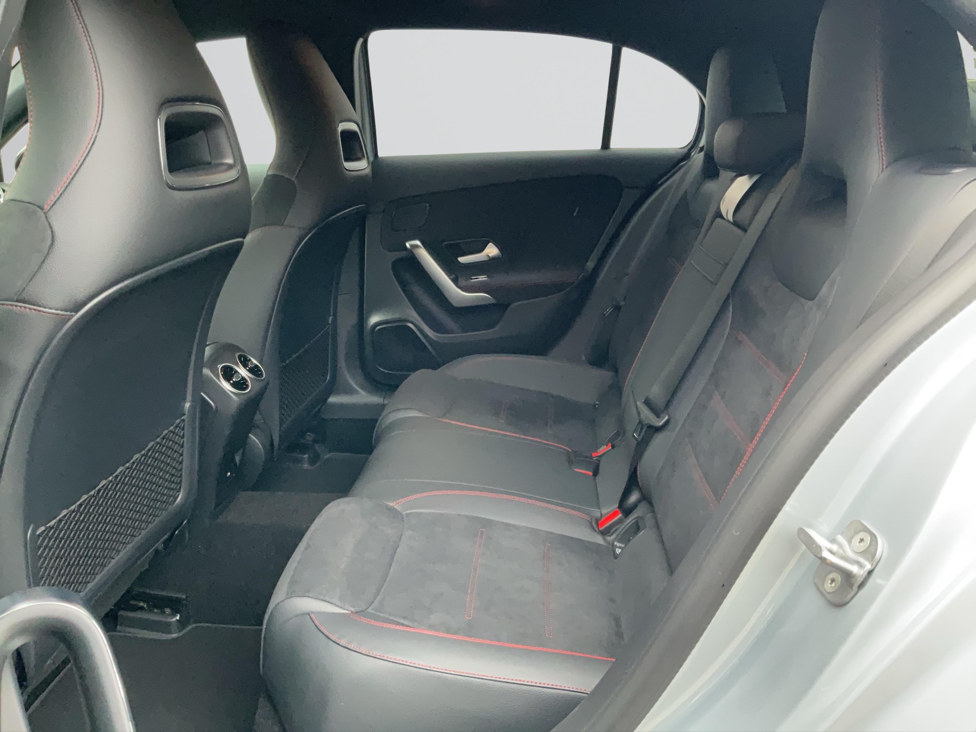 MERCEDES-BENZ A 200 Night Star AMG Line-image-7