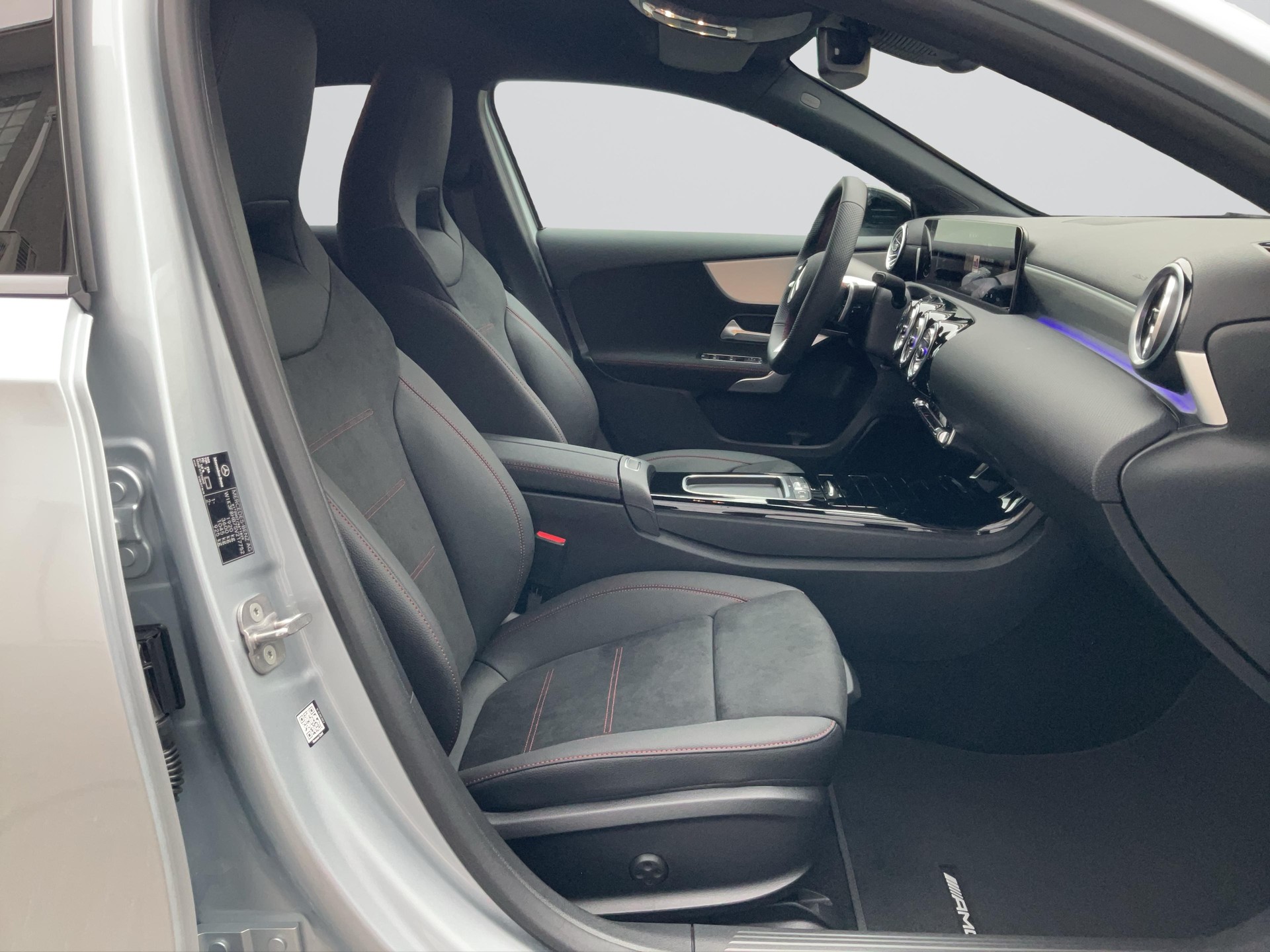 MERCEDES-BENZ A 200 Night Star AMG Line-image-6
