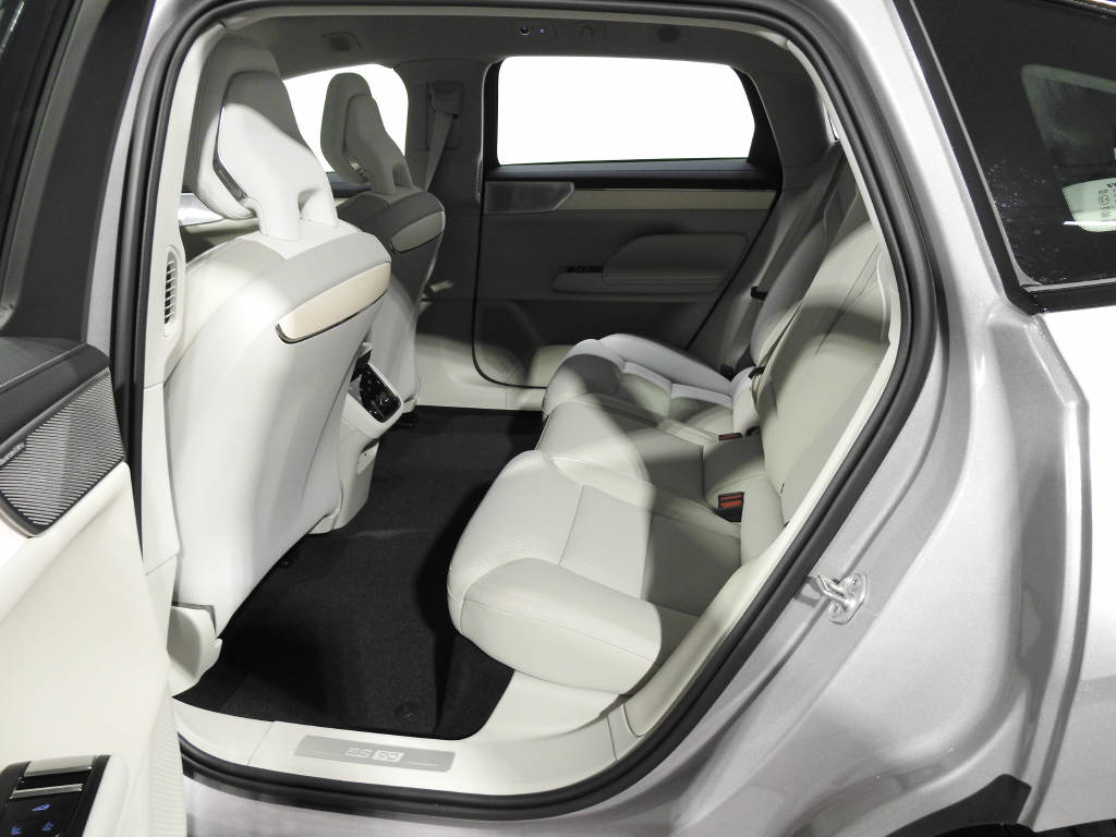 VOLVO ES90 Ultra-image-12