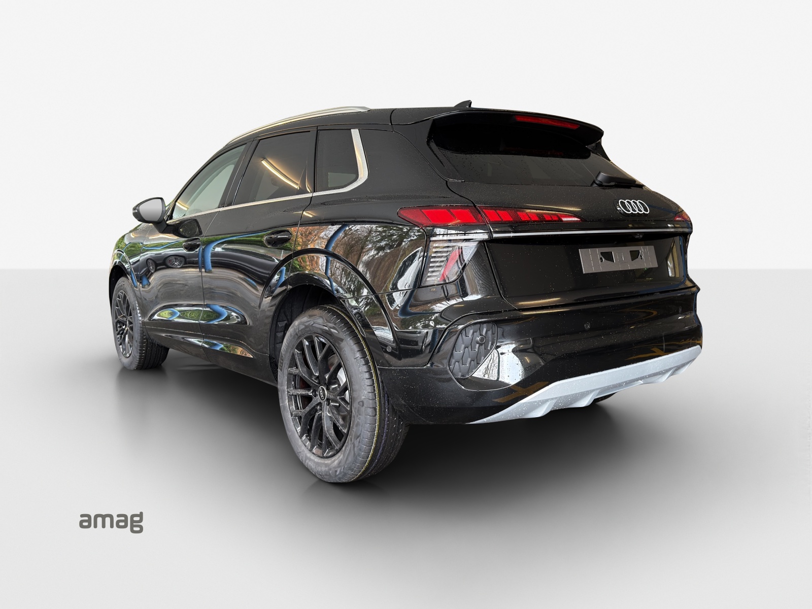 AUDI Q3 SUV 110 kW TFSI S tronic-image-2