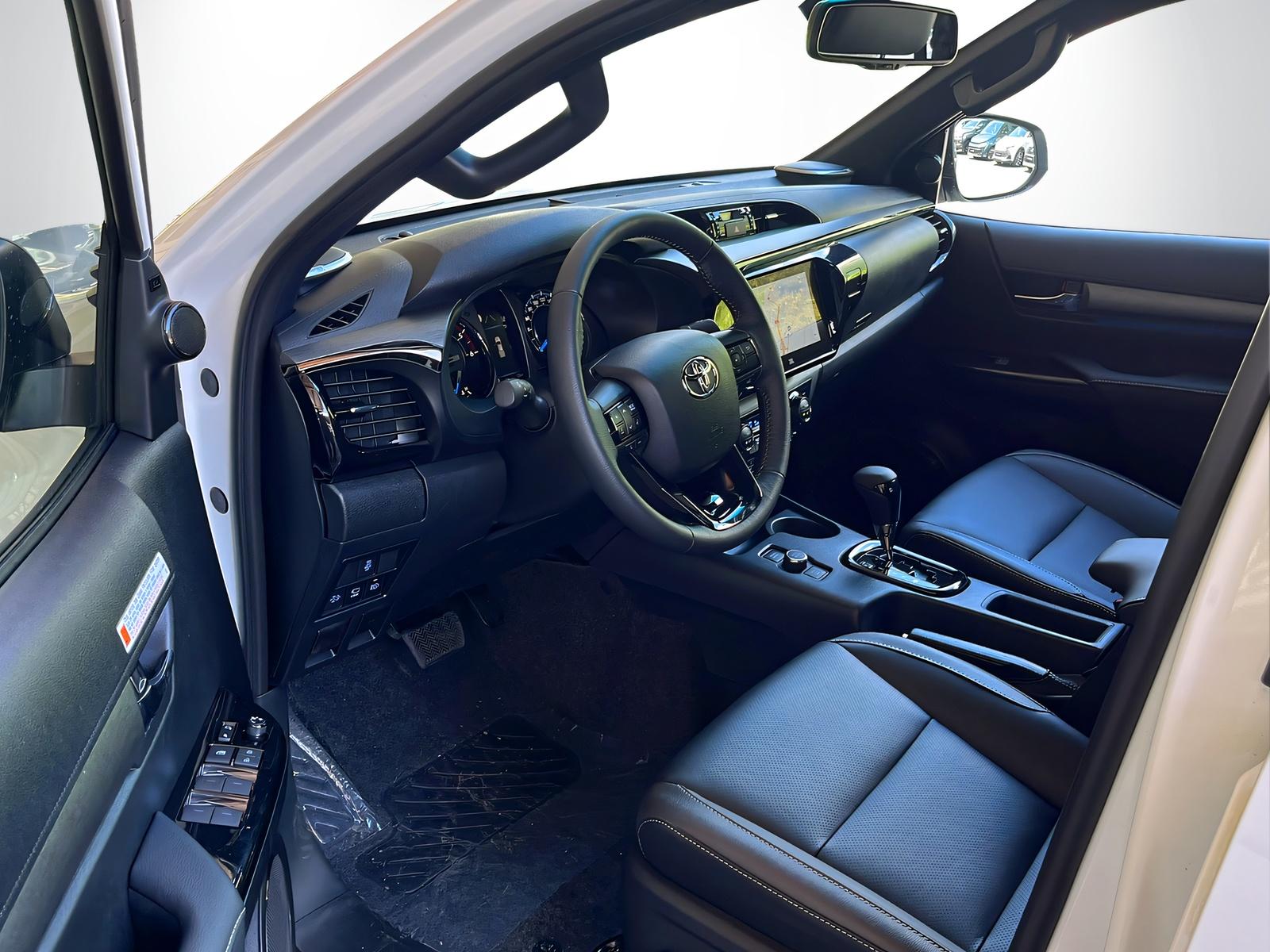 TOYOTA Hilux Double Cab.-Pick-up 2.8 D-4D MHEV 204 Invincible-image-6