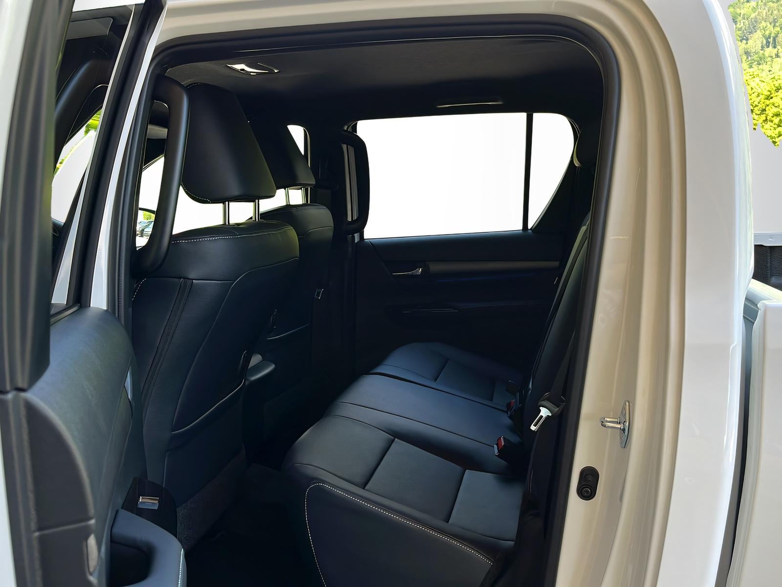 TOYOTA Hilux Double Cab.-Pick-up 2.8 D-4D MHEV 204 Invincible-image-8