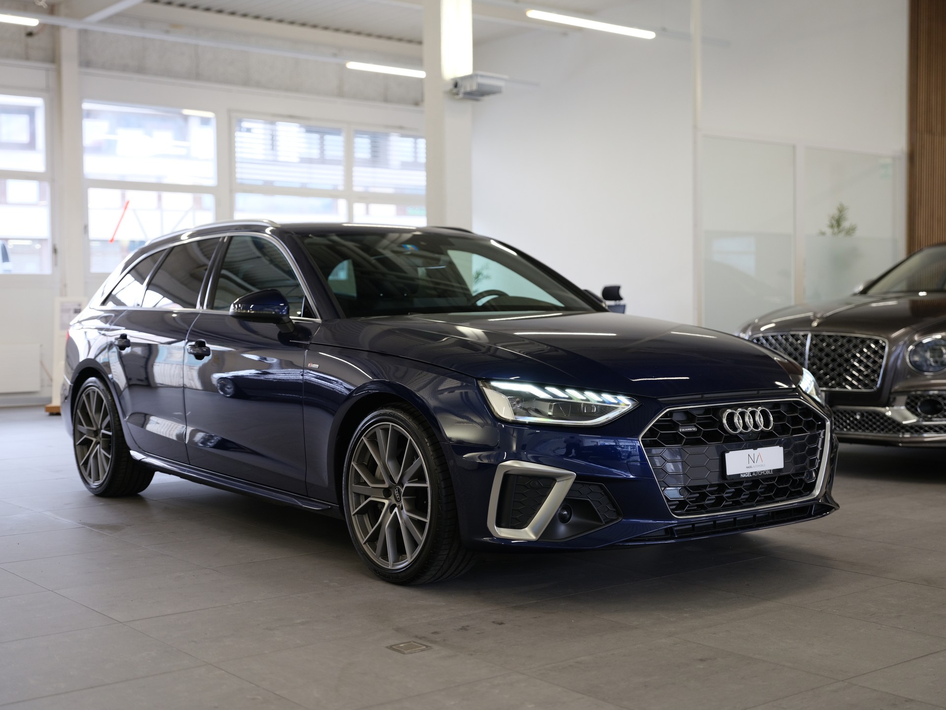 AUDI A4 Avant 40 TFSI S-tronic quattro *S Line Interieur* *Ambientebeleuchtung* *Glanzpaket*-image-1
