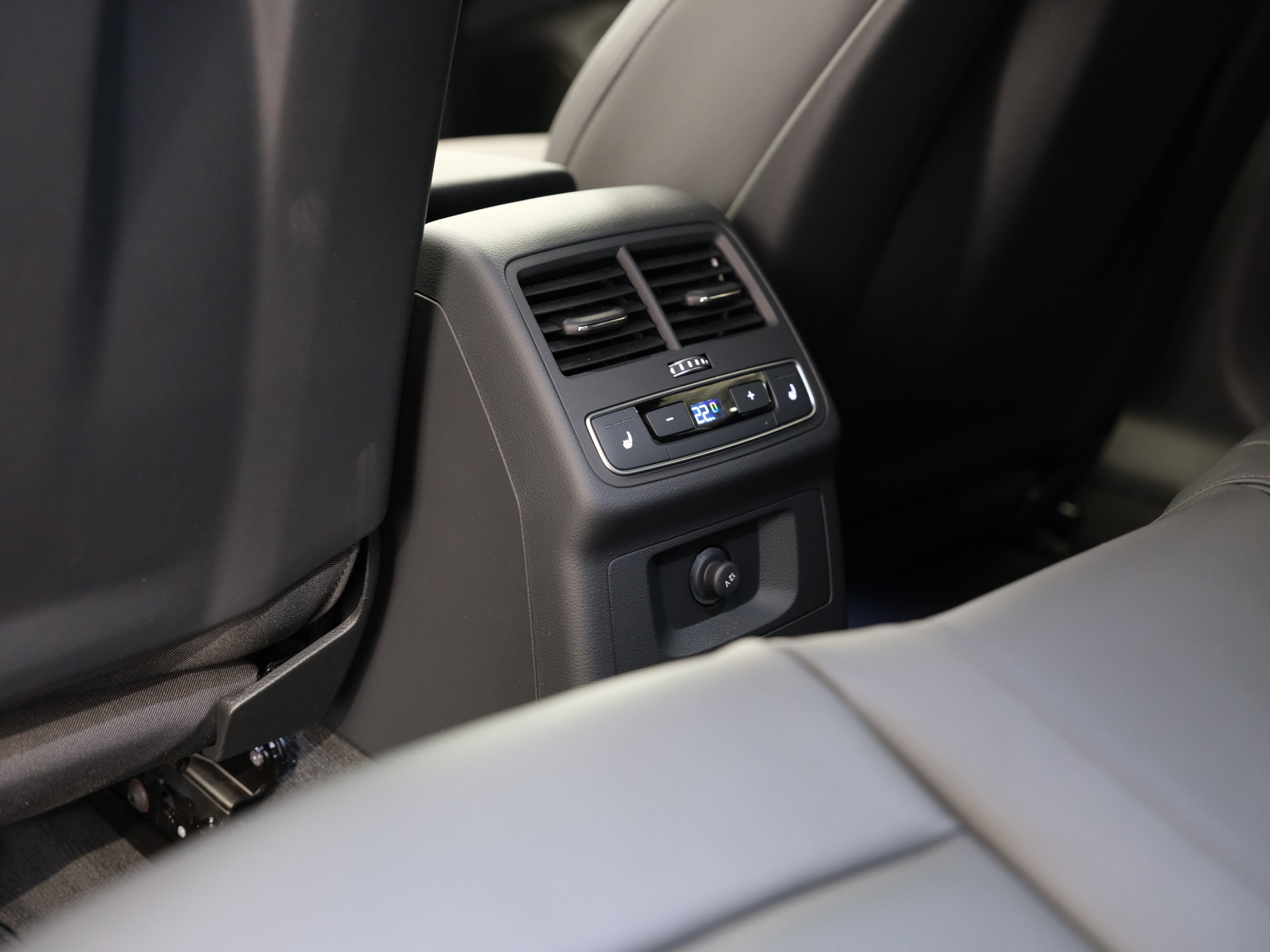 AUDI A4 Avant 40 TFSI S-tronic quattro *S Line Interieur* *Ambientebeleuchtung* *Glanzpaket*-image-25