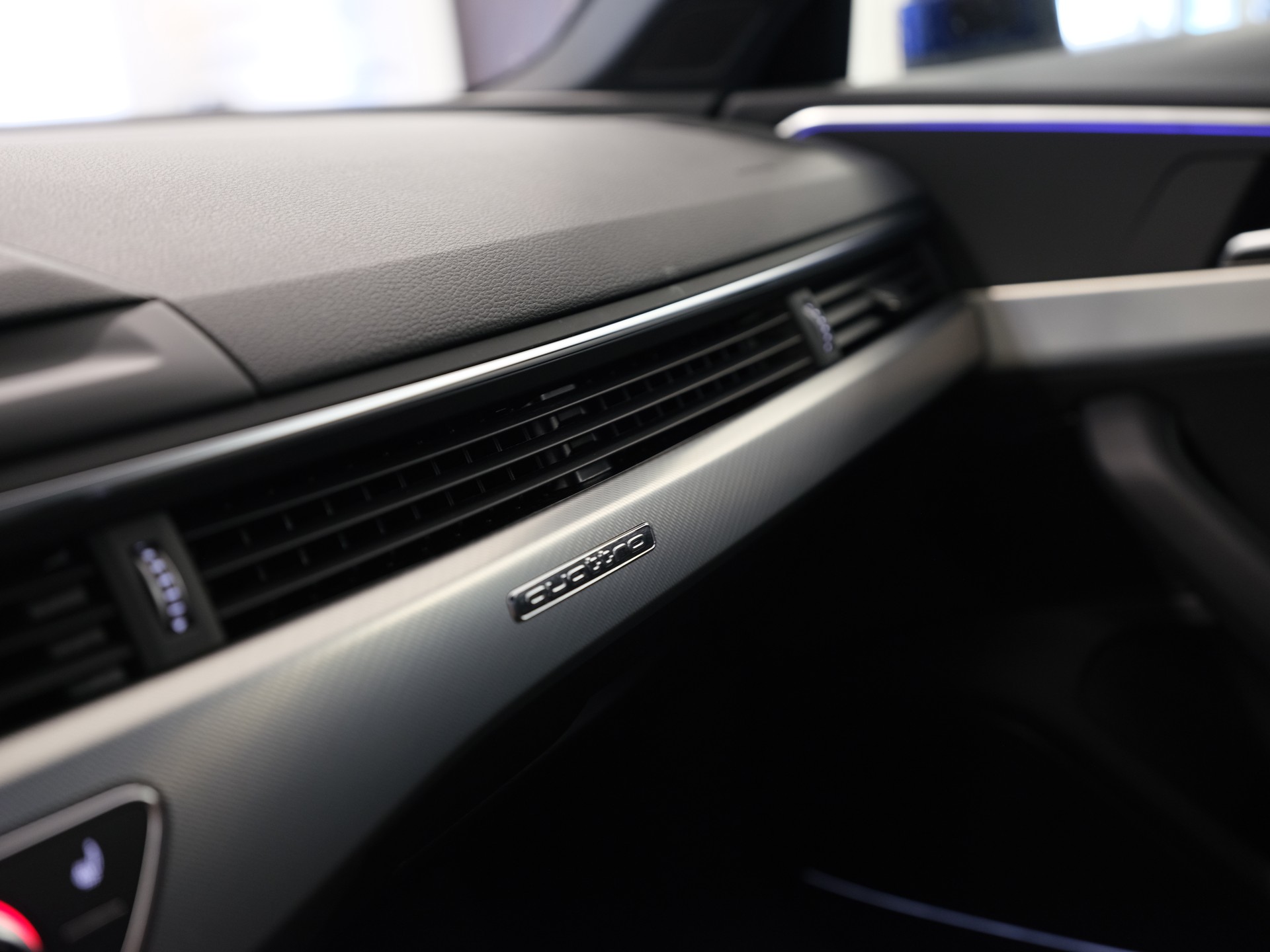AUDI A4 Avant 40 TFSI S-tronic quattro *S Line Interieur* *Ambientebeleuchtung* *Glanzpaket*-image-22