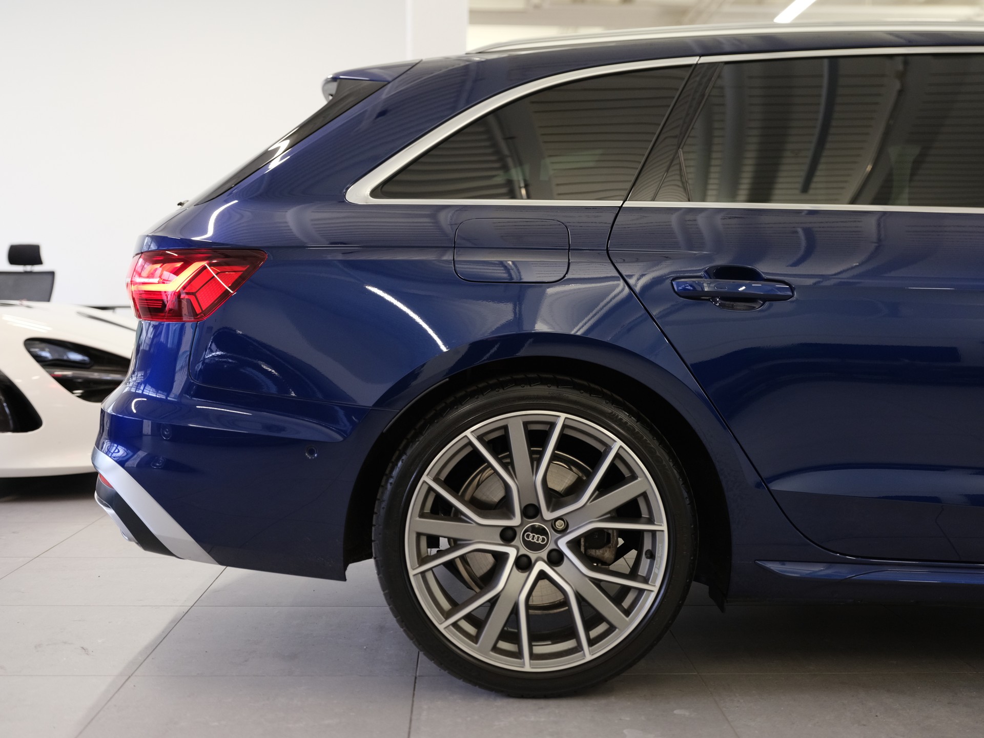 AUDI A4 Avant 40 TFSI S-tronic quattro *S Line Interieur* *Ambientebeleuchtung* *Glanzpaket*-image-11