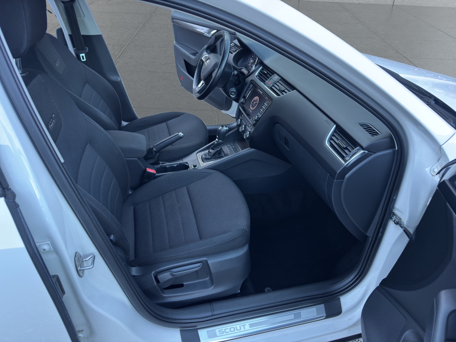 SKODA Octavia Combi 2.0 TDI Scout 4x4 DSG-image-14