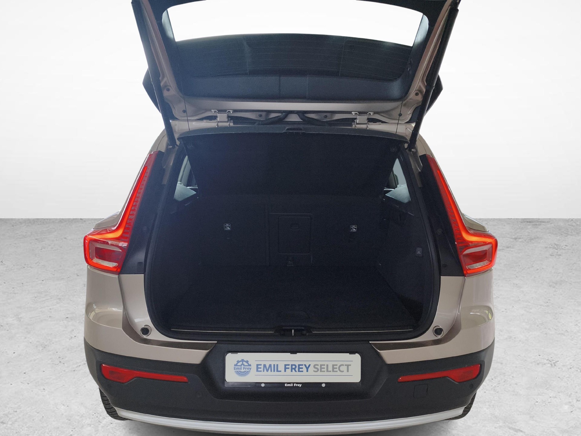 VOLVO XC40 1.5 T5 PiH Plus Bright-image-11