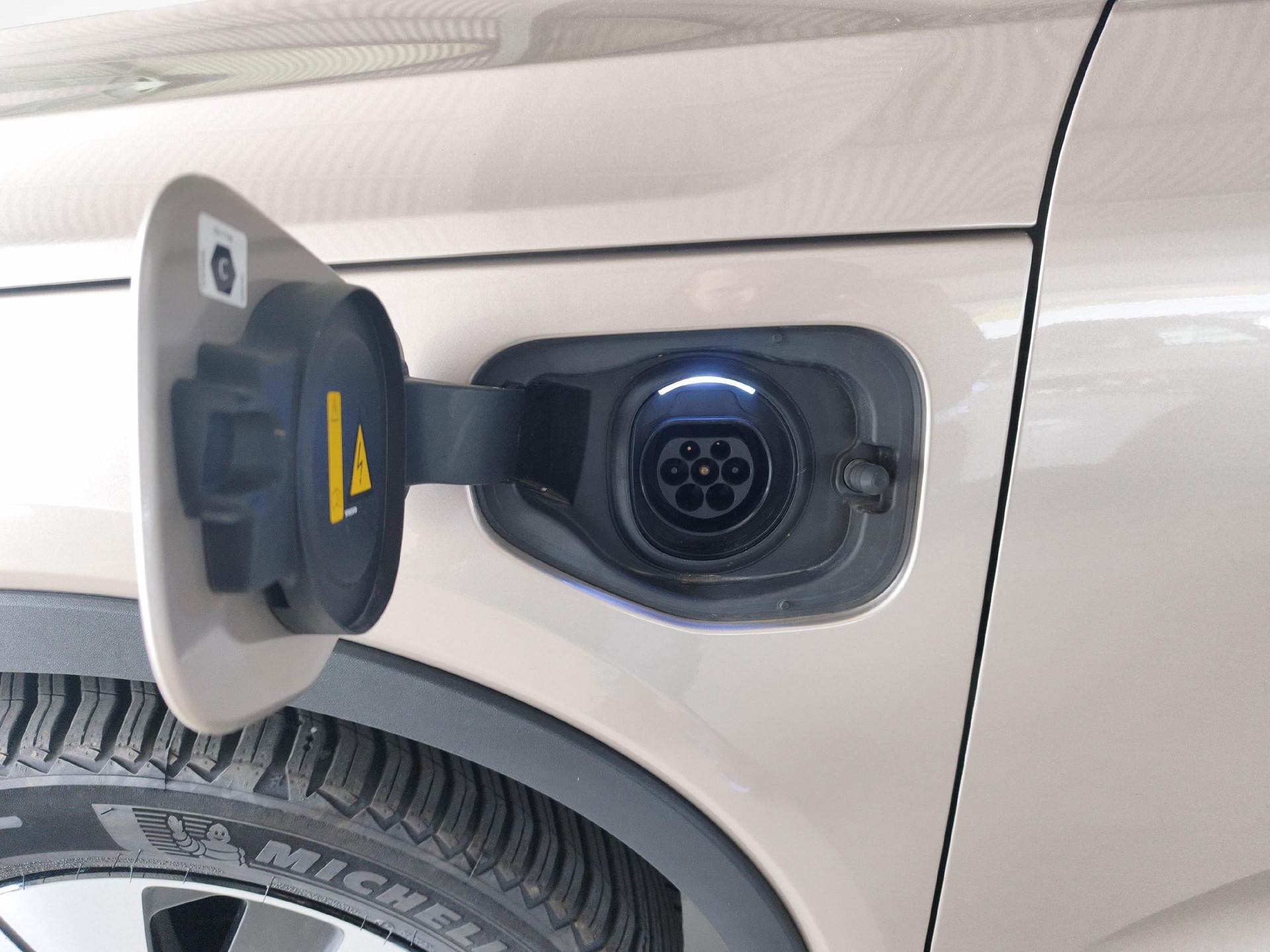 VOLVO XC40 1.5 T5 PiH Plus Bright-image-13