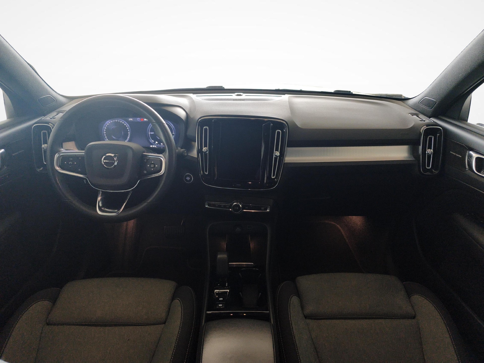 VOLVO XC40 1.5 T5 PiH Plus Bright-image-9
