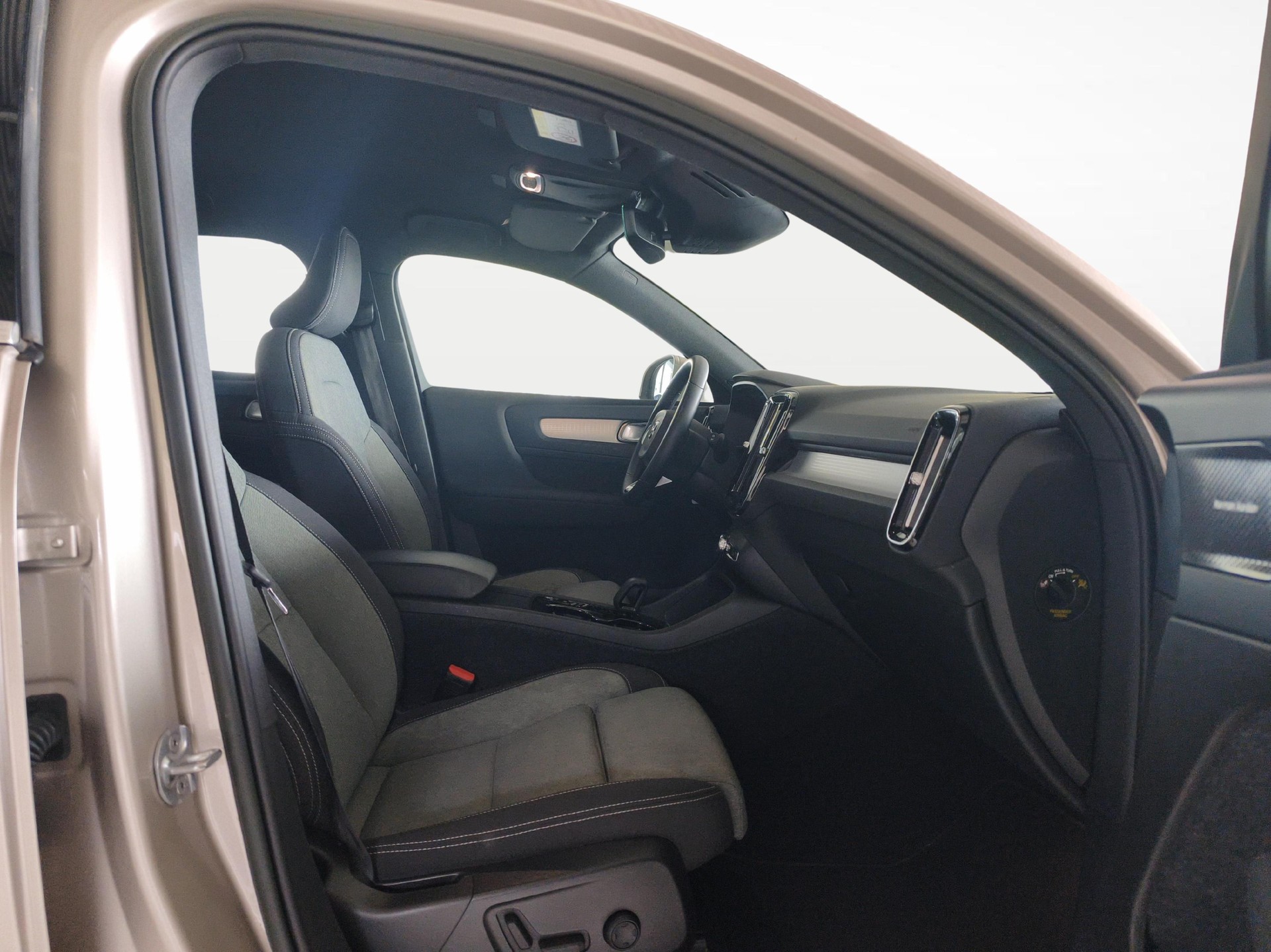 VOLVO XC40 1.5 T5 PiH Plus Bright-image-10