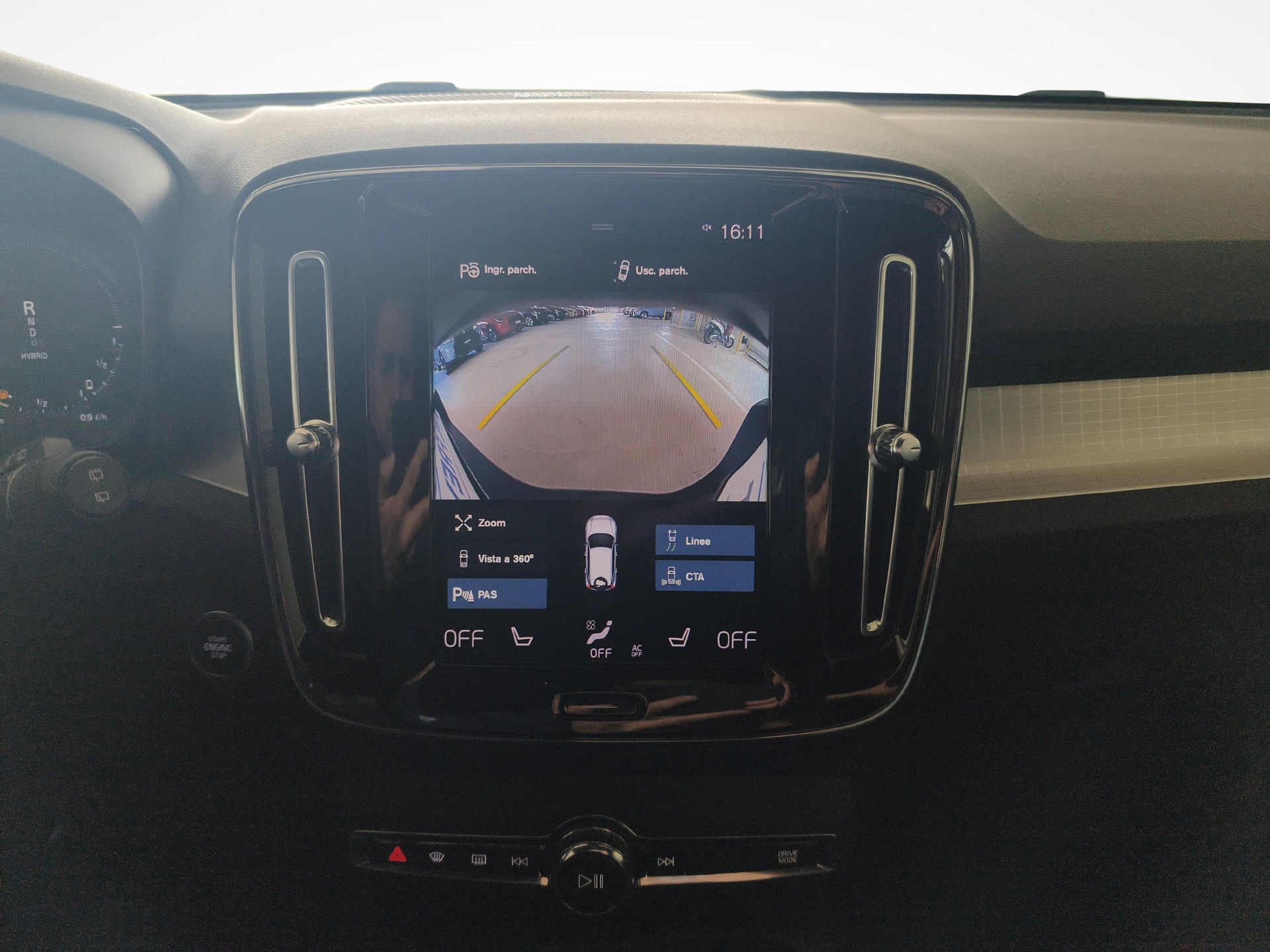 VOLVO XC40 1.5 T5 PiH Plus Bright-image-15