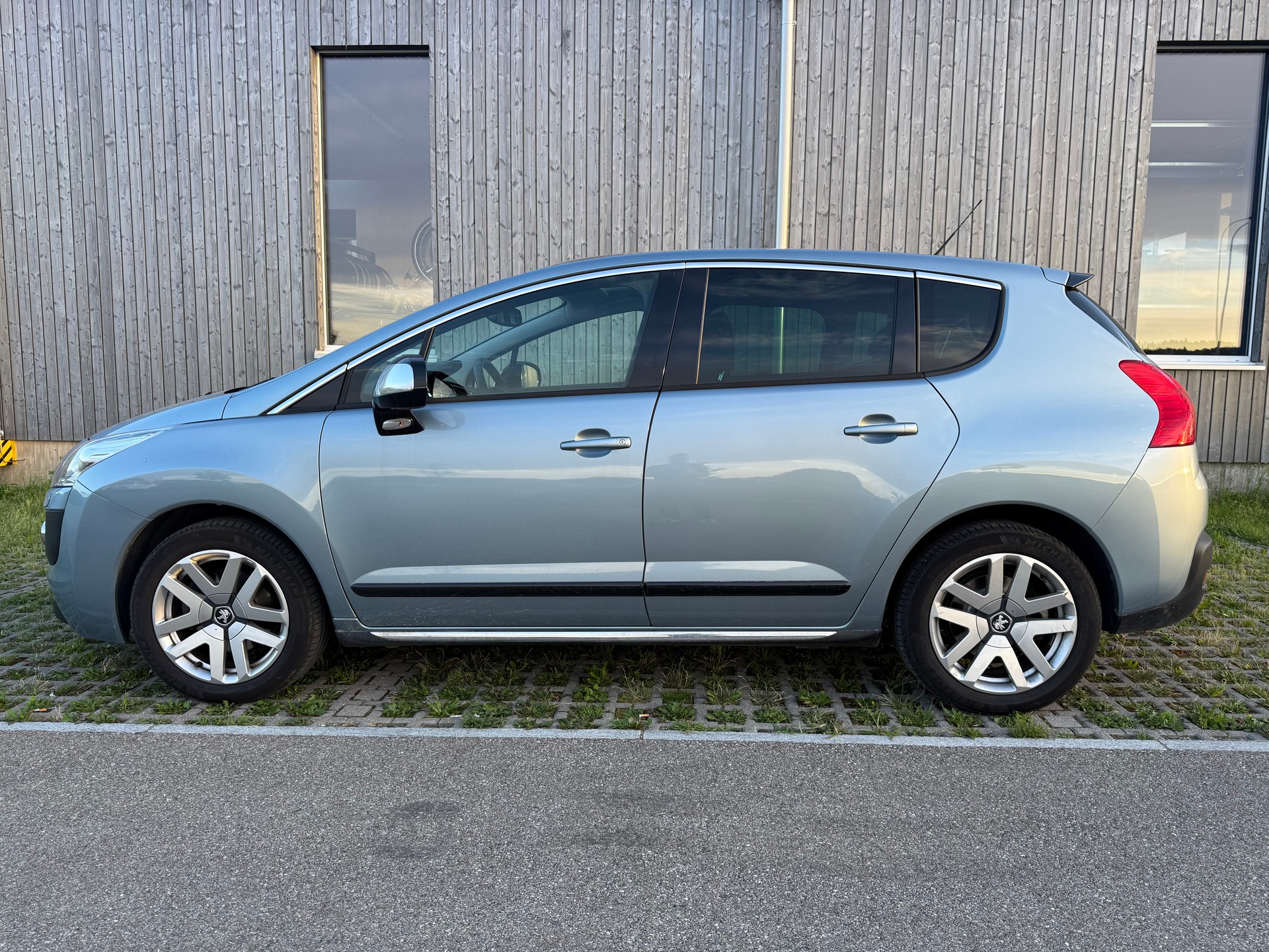 PEUGEOT 3008 HYbrid4 2.0 HDI EGS6-image-12