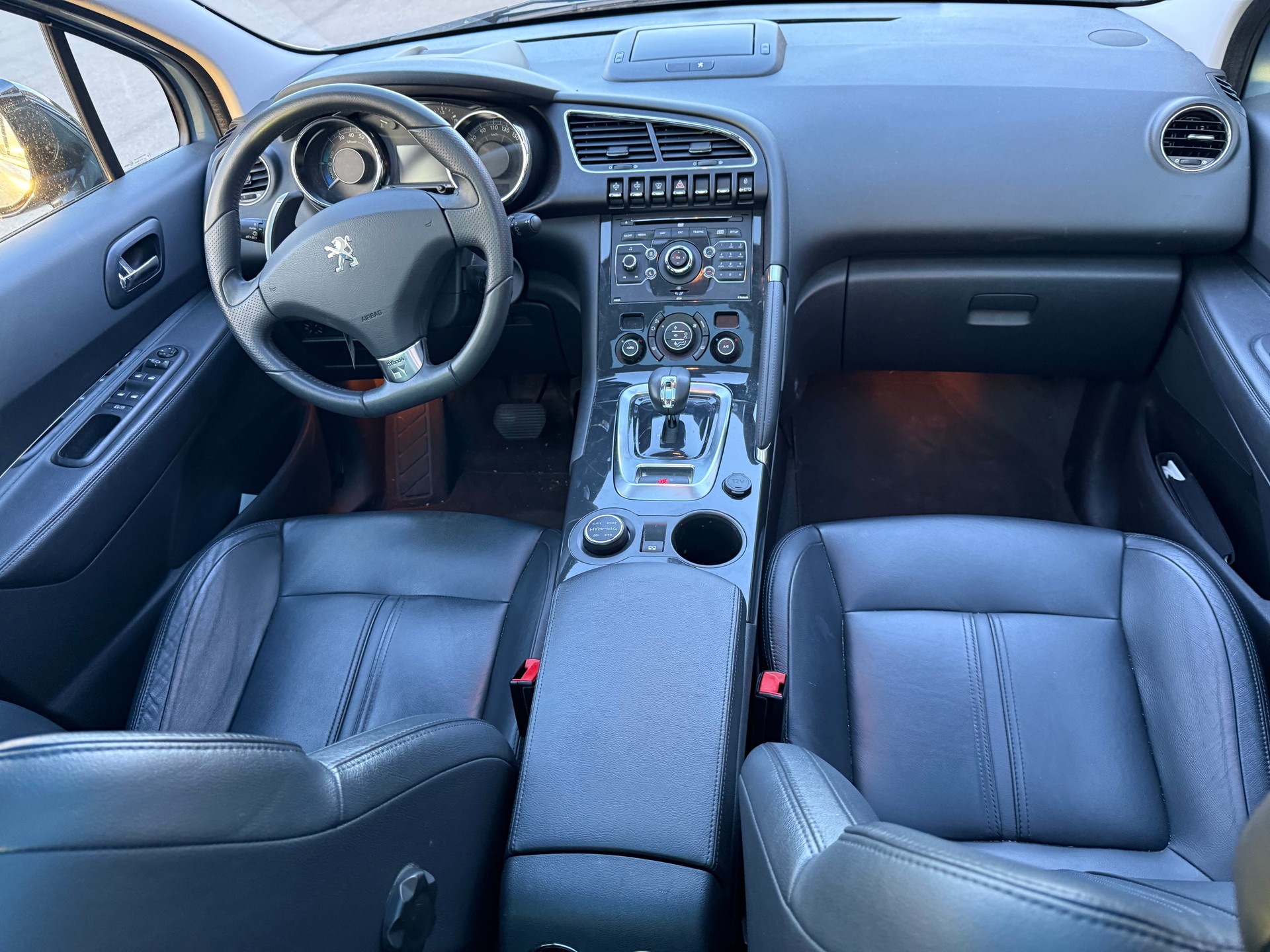 PEUGEOT 3008 HYbrid4 2.0 HDI EGS6-image-4