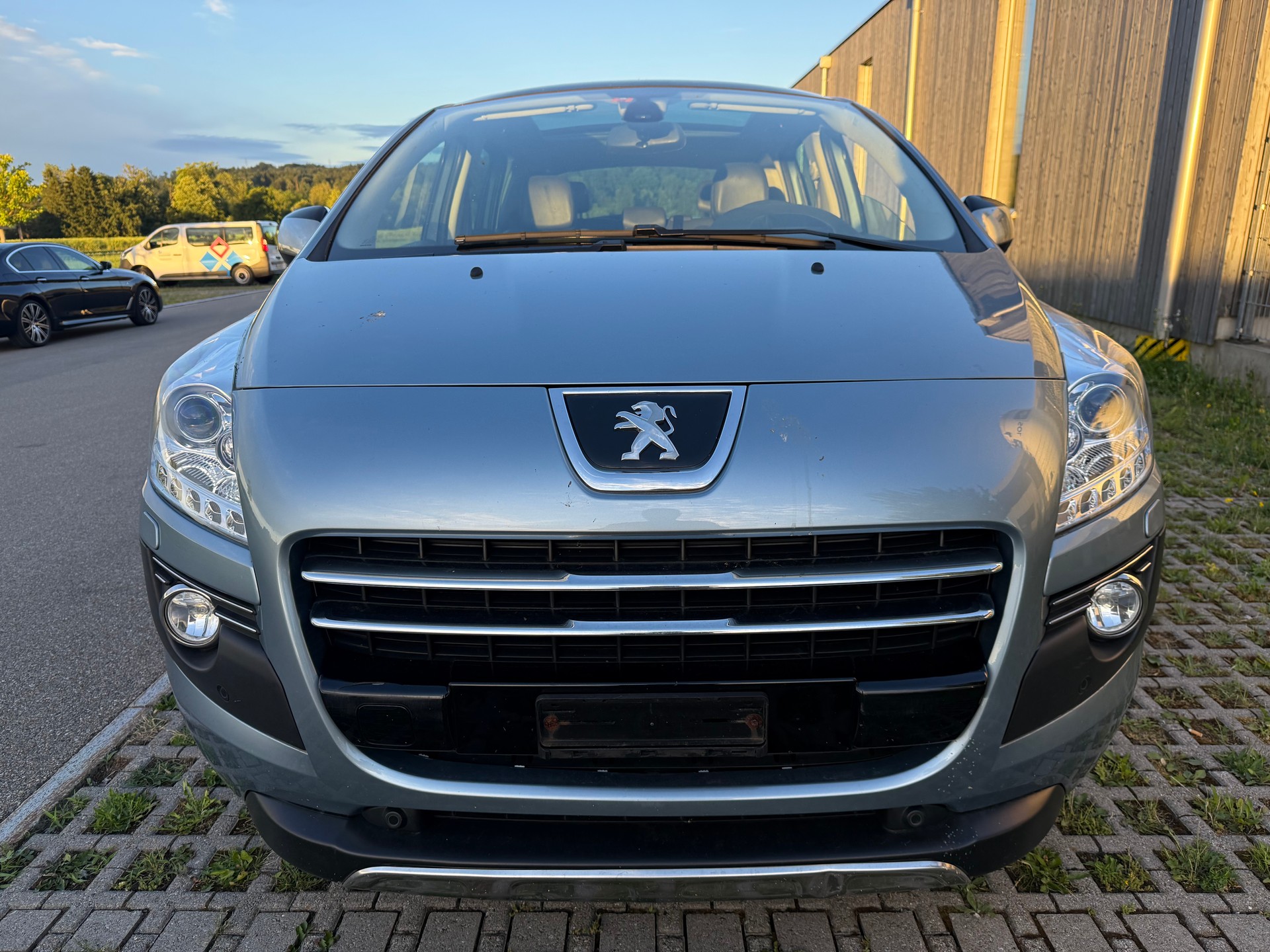 PEUGEOT 3008 HYbrid4 2.0 HDI EGS6-showroom-element-2