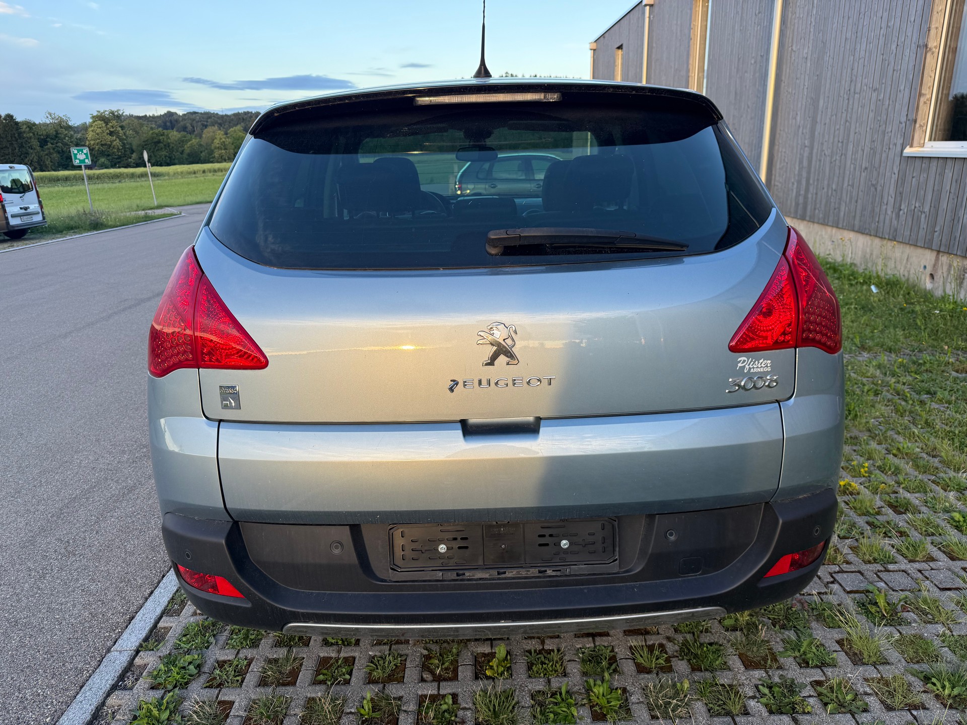 PEUGEOT 3008 HYbrid4 2.0 HDI EGS6-image-9