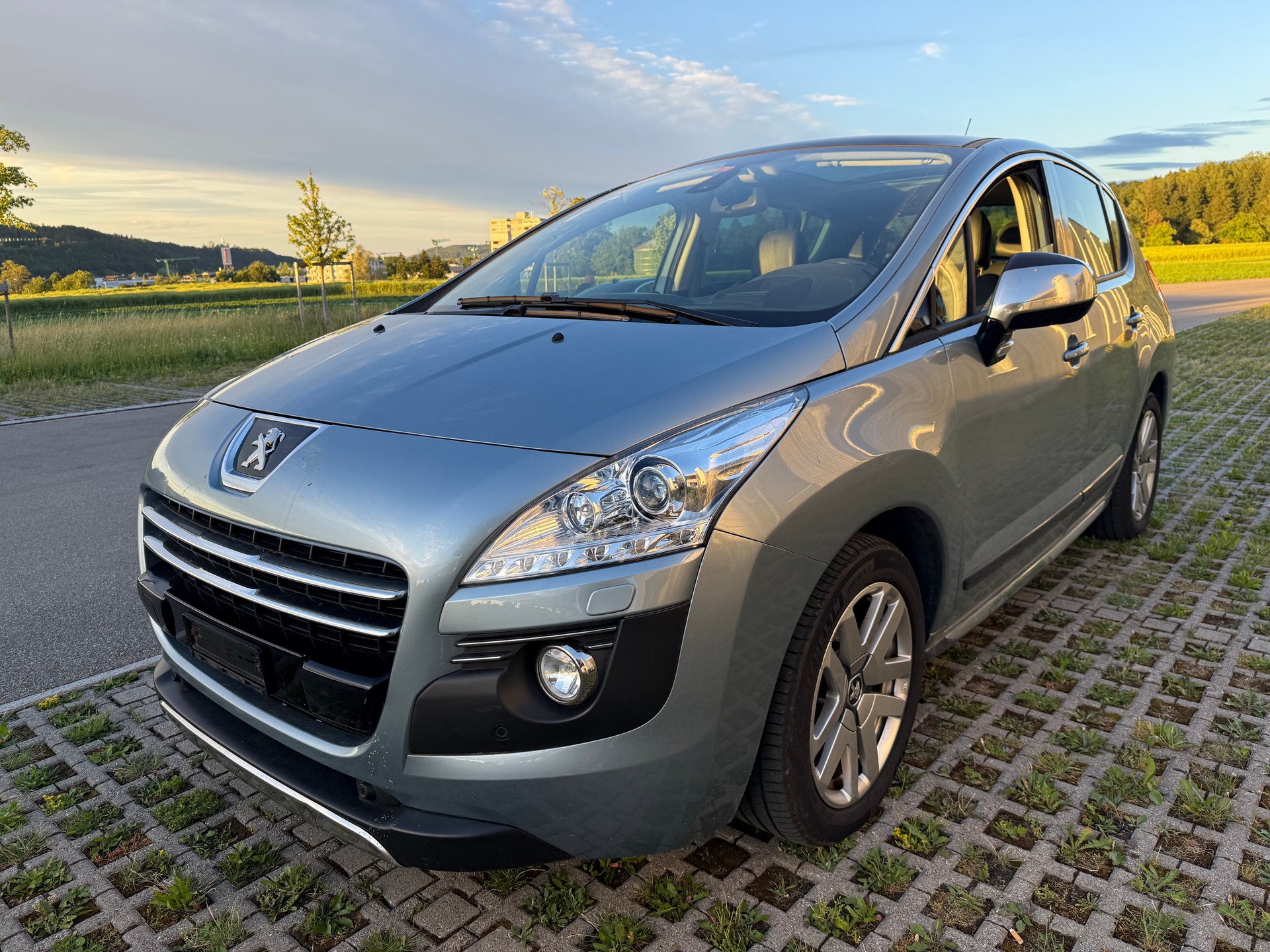 PEUGEOT 3008 HYbrid4 2.0 HDI EGS6-showroom-element-3