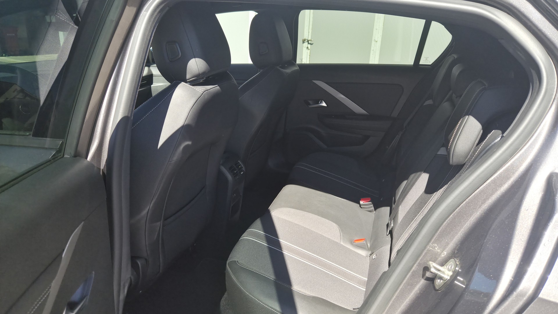 OPEL Astra 1.2i Turbo Swiss Plus A-image-12