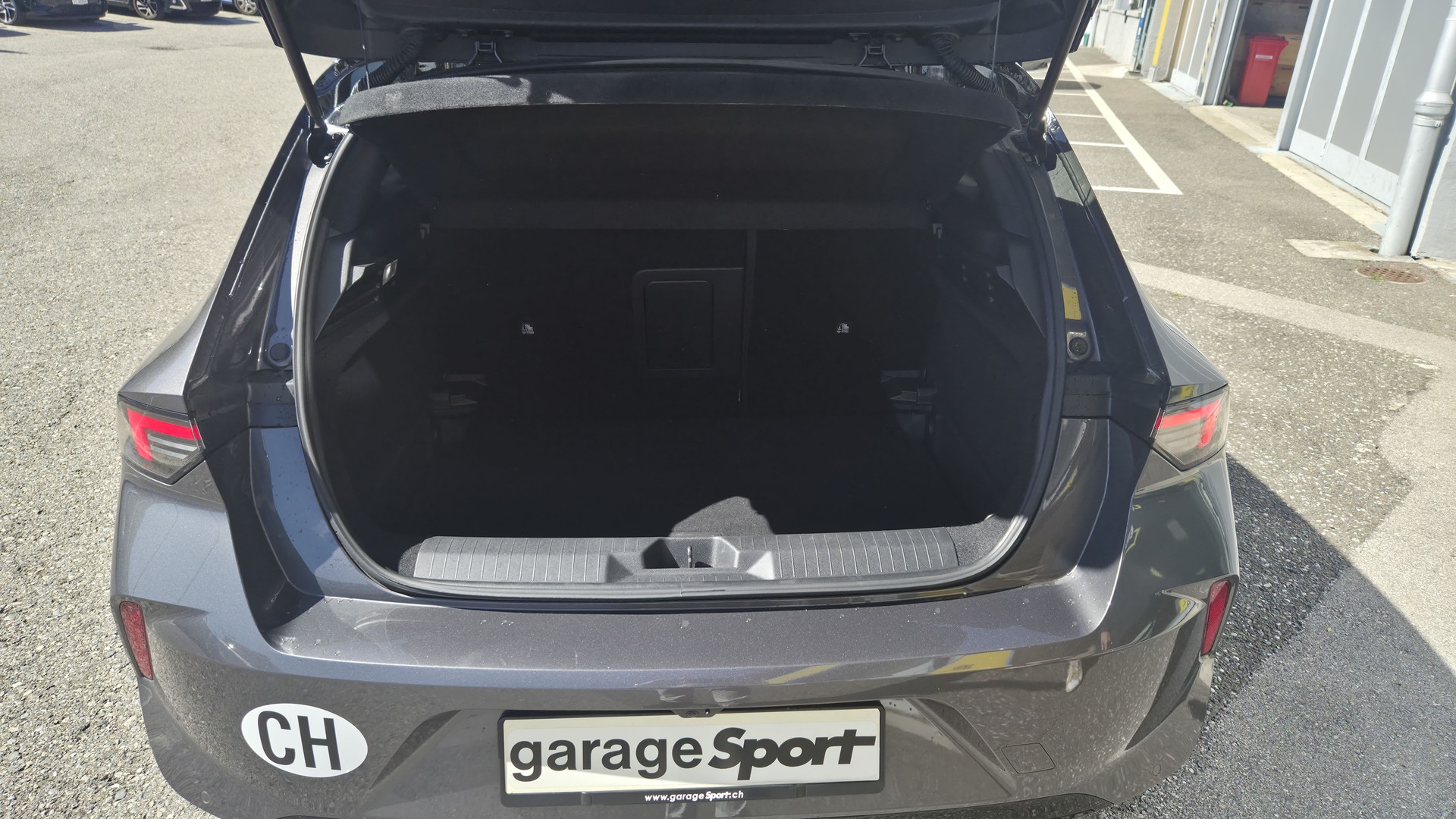 OPEL Astra 1.2i Turbo Swiss Plus A-image-14