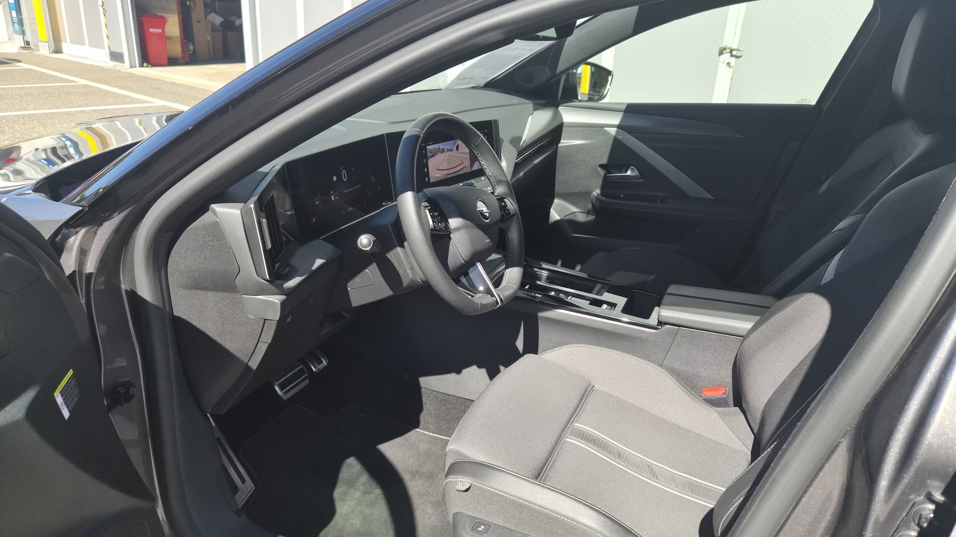 OPEL Astra 1.2i Turbo Swiss Plus A-image-11