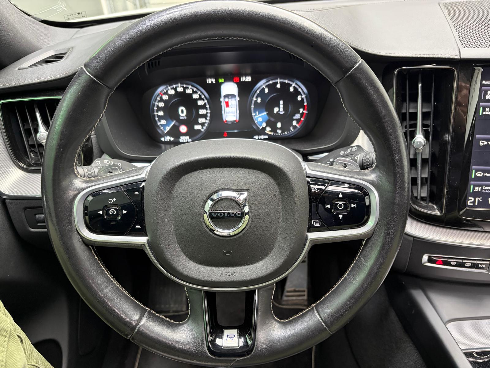 VOLVO XC60 B5 Benzin Mild Hybrid AWD R-Design Geartronic-image-19