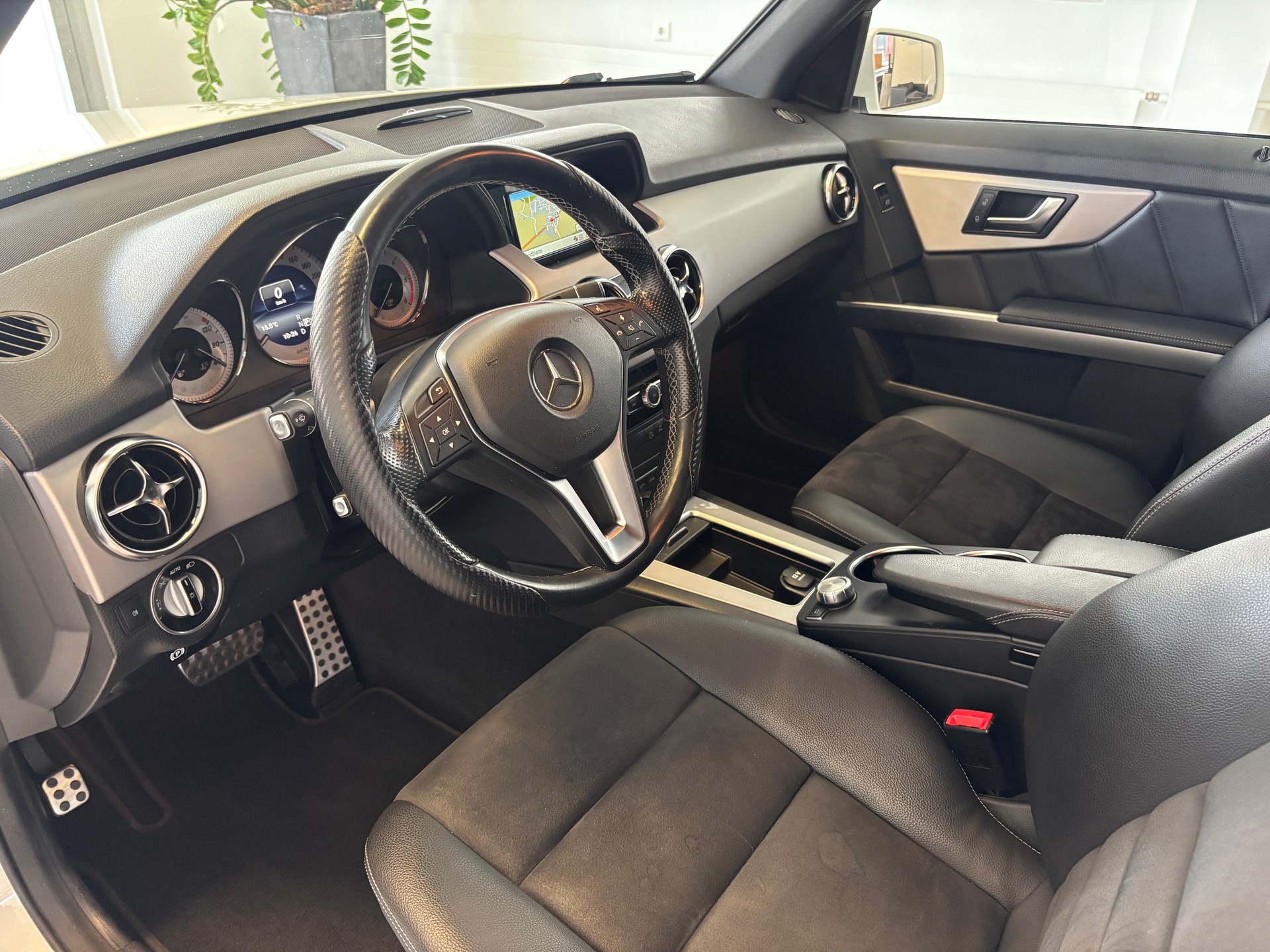 MERCEDES-BENZ GLK 220 AMG Line BlueTEC Swiss Star Ed. 4Matic 7G-Tronic-image-4
