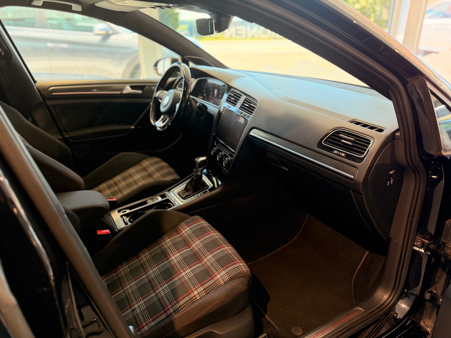 VW Golf 2.0 TSI GTI DSG-image-18