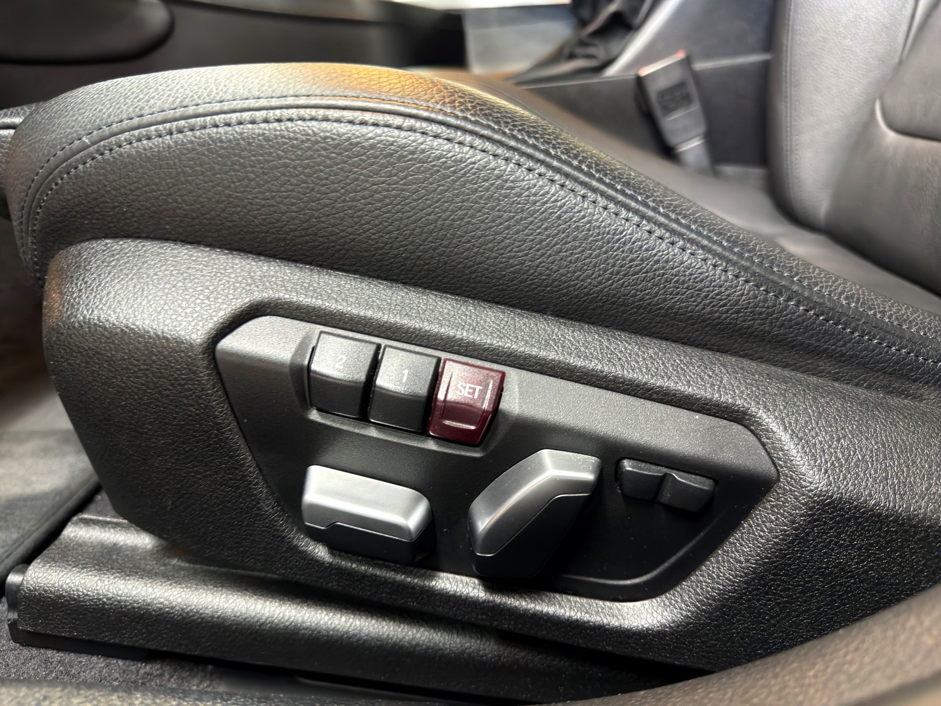 BMW M140i xDrive Steptronic-image-22