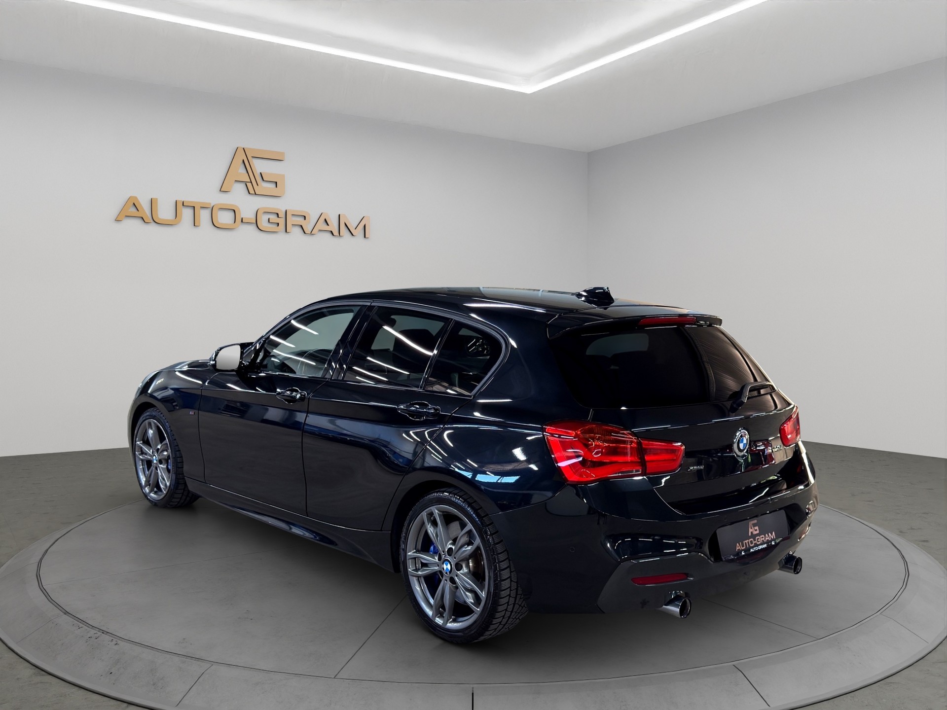 BMW M140i xDrive Steptronic-showroom-element-2