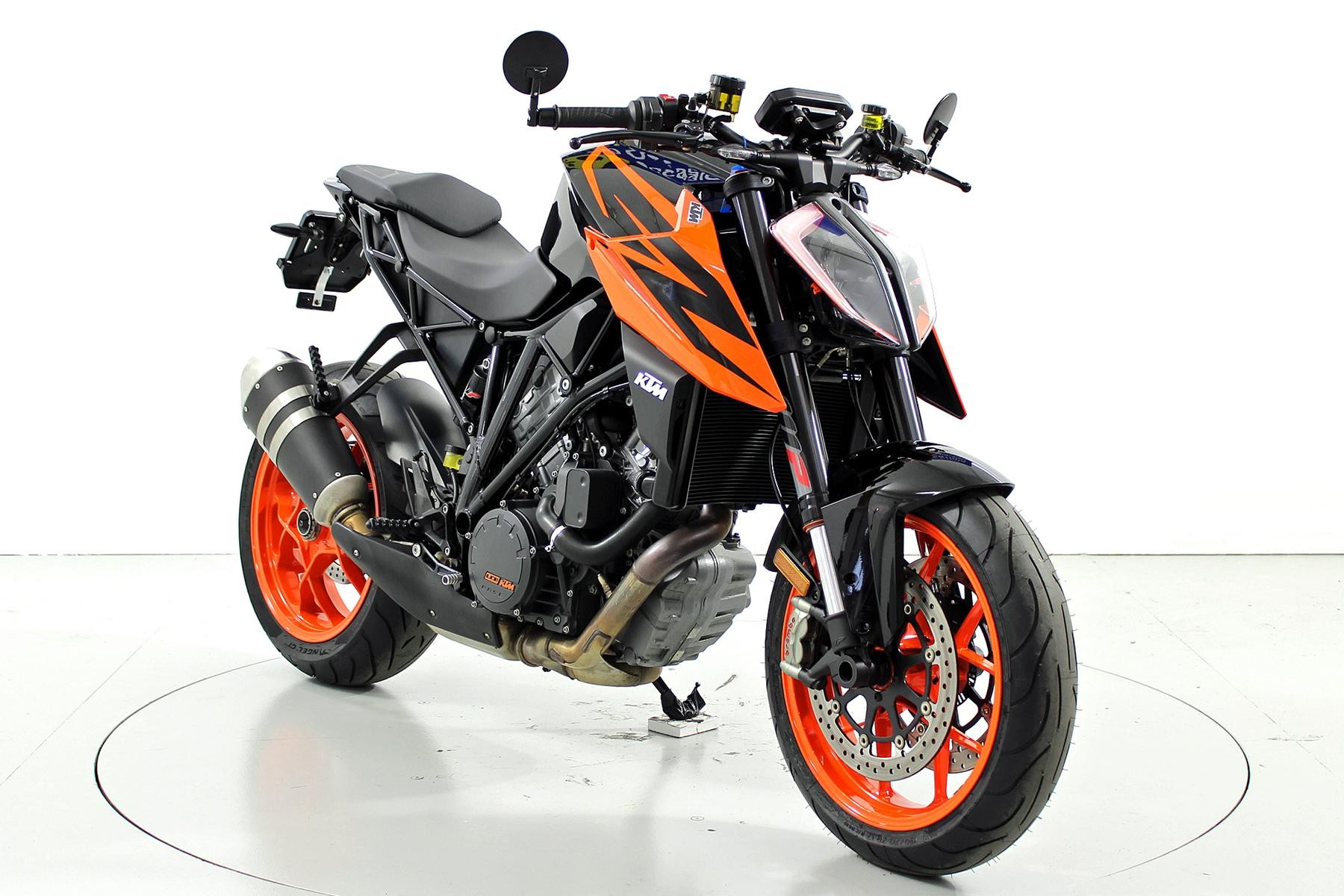 KTM 1290 Super Duke-showroom-element-1