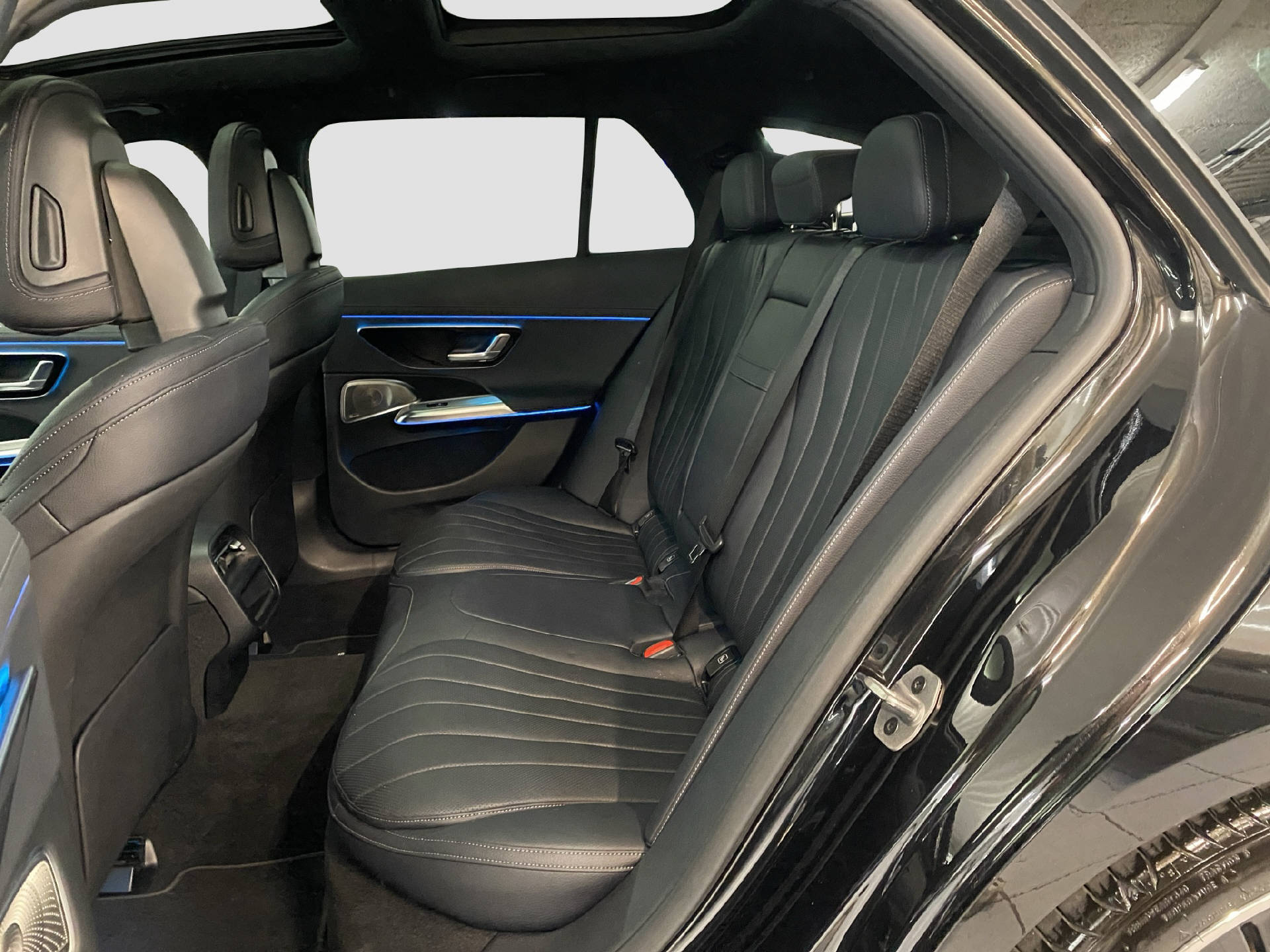 MERCEDES-BENZ E 300 de AMG Line 4matic Kombi-image-11
