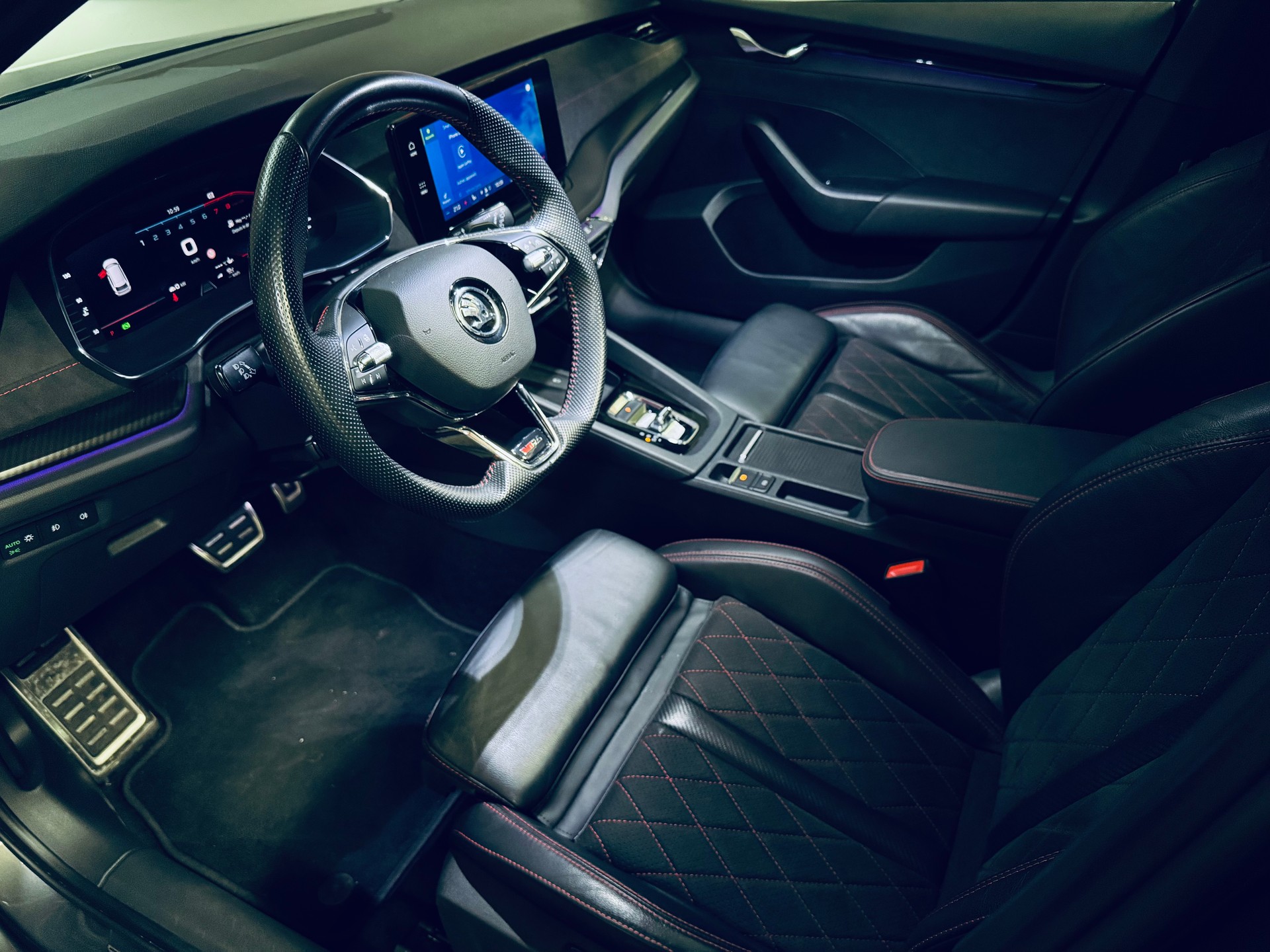 SKODA Octavia Combi 2.0 TSI DSG RS-image-15