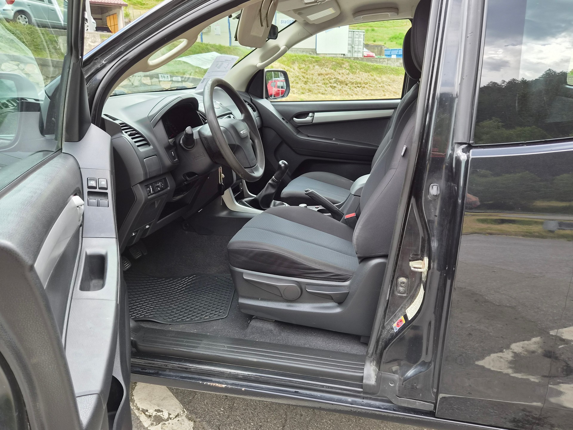 ISUZU D-MAX 2.5 SpaceCab Satellite 4x4-image-4