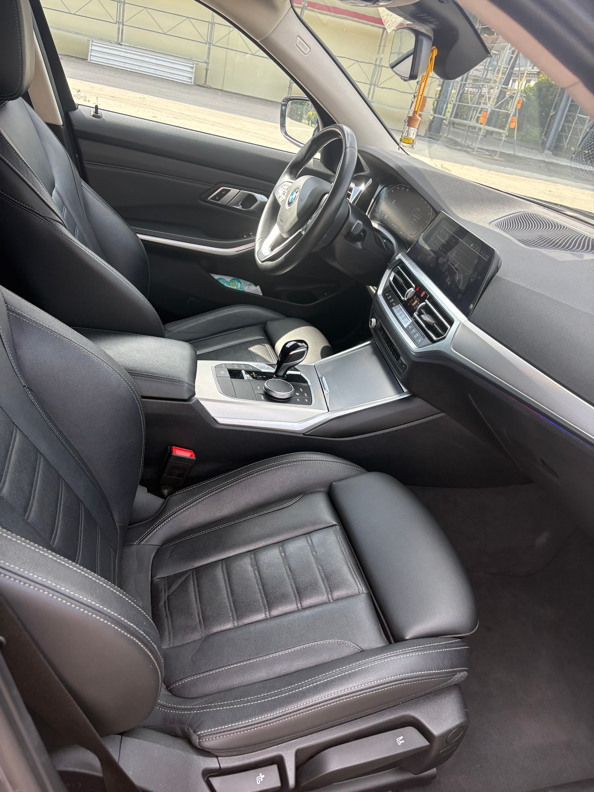 BMW 330i xDrive-image-4