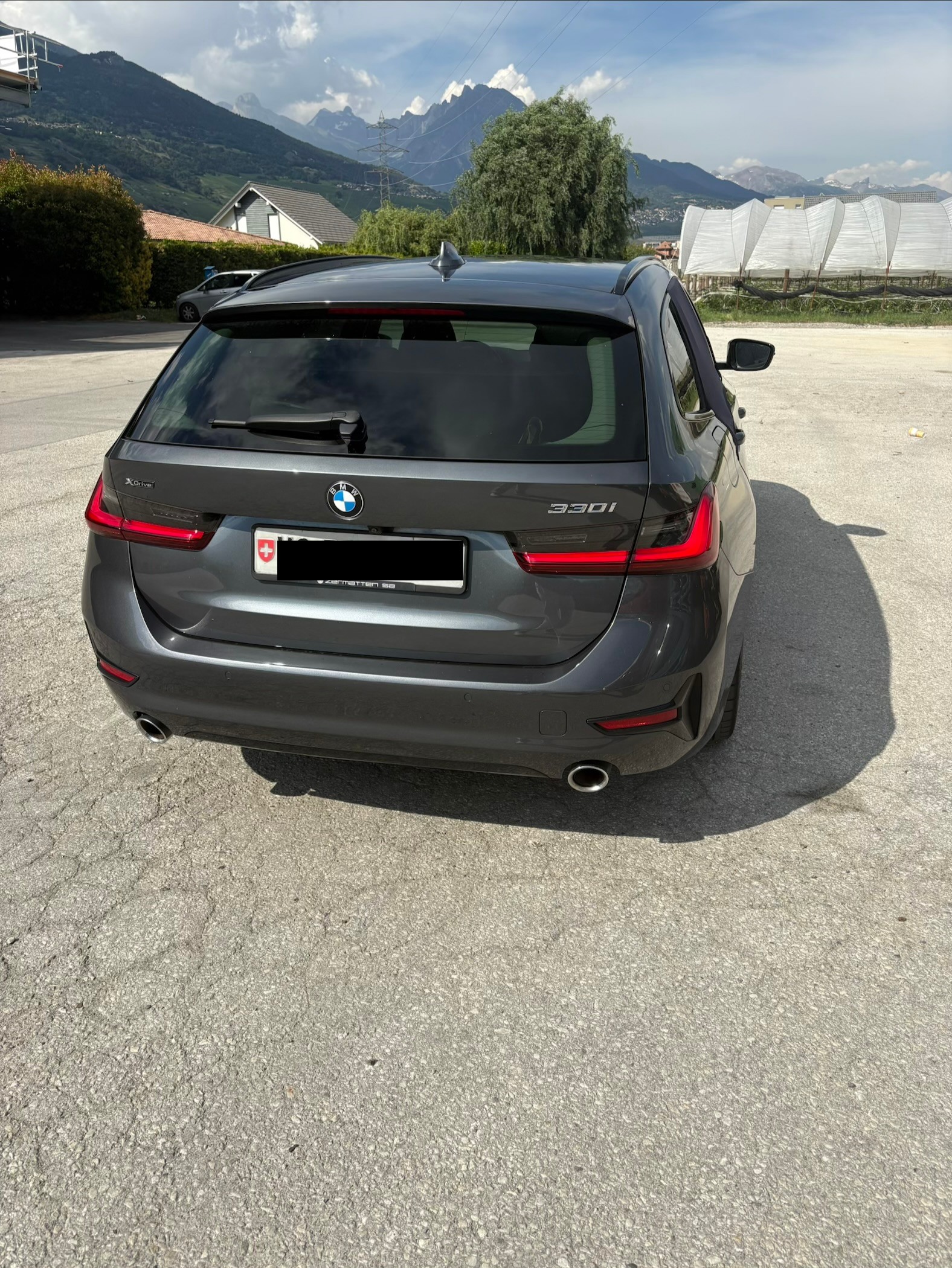 BMW 330i xDrive-image-2